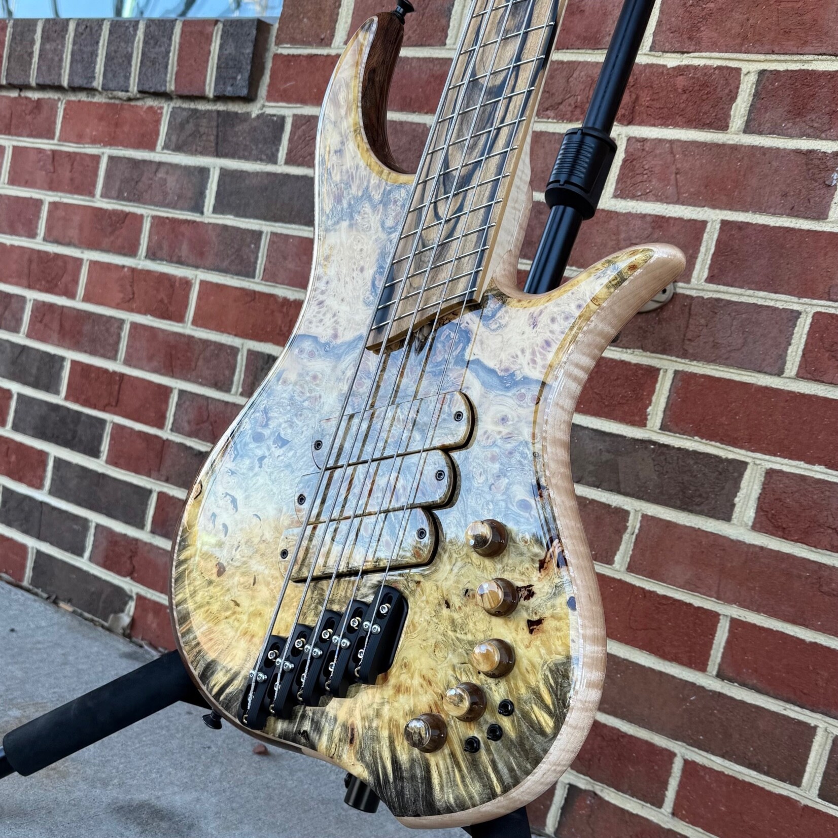 Dingwall Dingwall Prima Artist 5-String, Buckeye Burl Top & Back, Walnut/Flame Maple Body, 5pc Flame Maple/Wenge Neck, Pale Moon Ebony Fretboard, Flame Maple Contrast Layer, PA5 Pickups, Neve Preamp with Master Tone & Mini Toggles, Dingwall Custom Gig Bag
