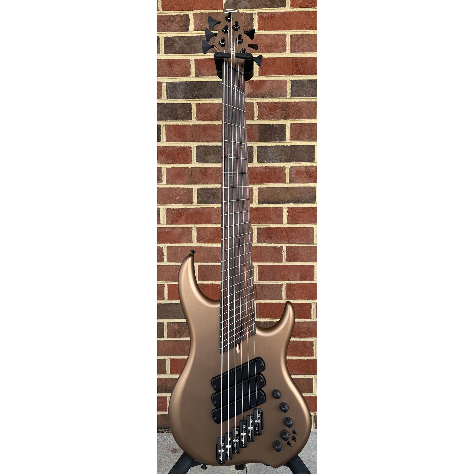 Dingwall Dingwall Custom Z3 6-String, Coco Gold Metallic, Swamp Ash Body, Maple Neck, Macassar Ebony Fretboard, Ghost Block Inlays, Glockenklang Preamp w/ Toggles, Dingwall Gig Bag