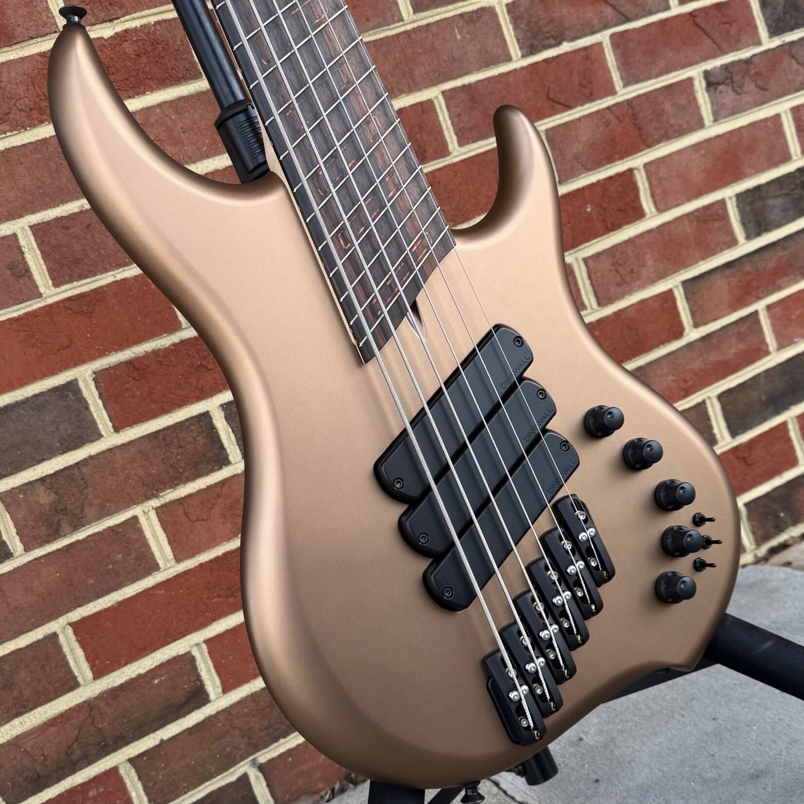 Dingwall Dingwall Custom Z3 6-String, Coco Gold Metallic, Swamp Ash Body, Maple Neck, Macassar Ebony Fretboard, Ghost Block Inlays, Glockenklang Preamp w/ Toggles, Dingwall Gig Bag