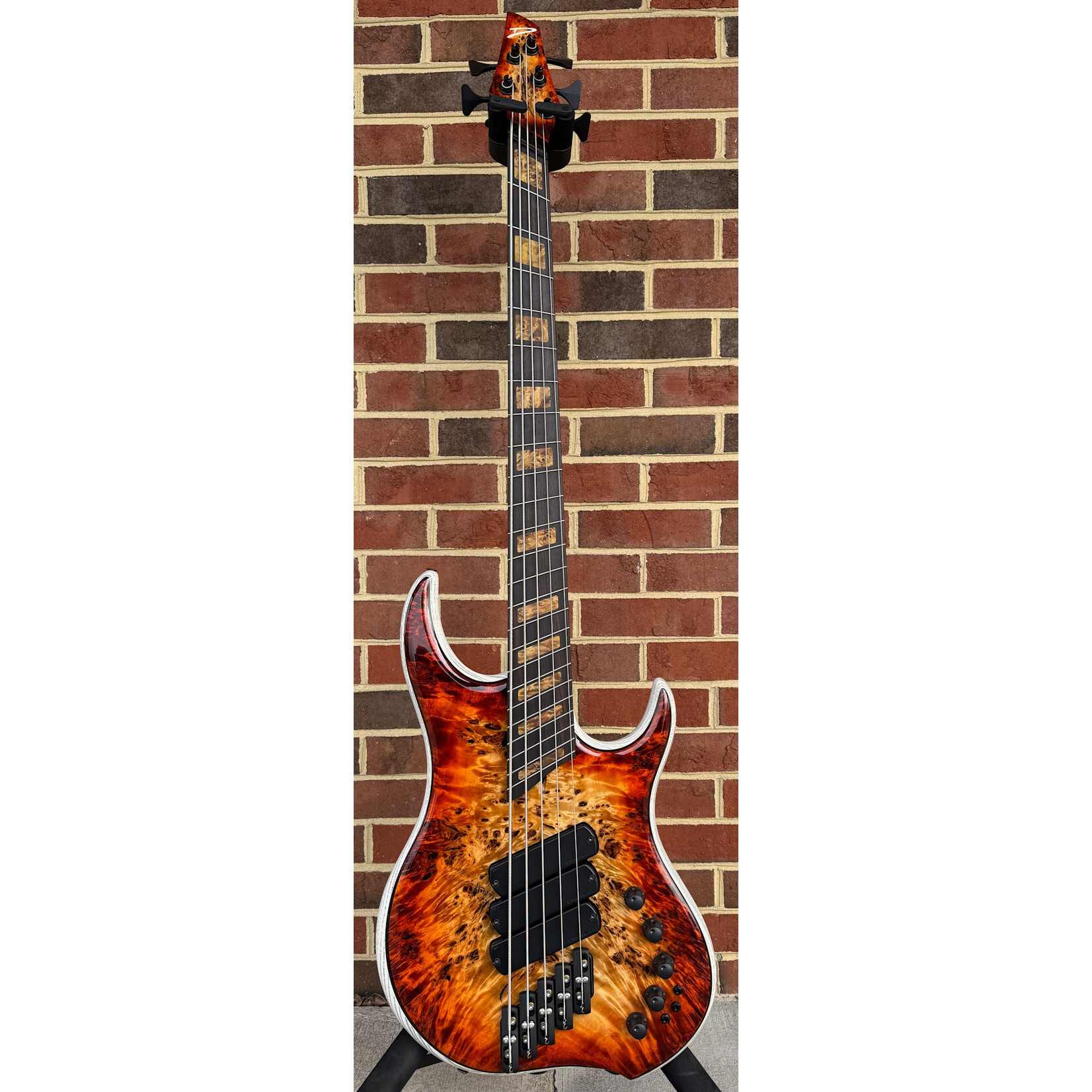 Dingwall Dingwall Custom Z3 5-String, Explosion Burst, Premium Poplar Burl Top, Wenge Contrast Layer, Dual-Density Northern Ash/Swamp Ash Body, Wenge Neck, Ebony Fretboard, Matching Wood Block Inlays, Neve Preamp w/ Toggles, Deluxe Gig Bag