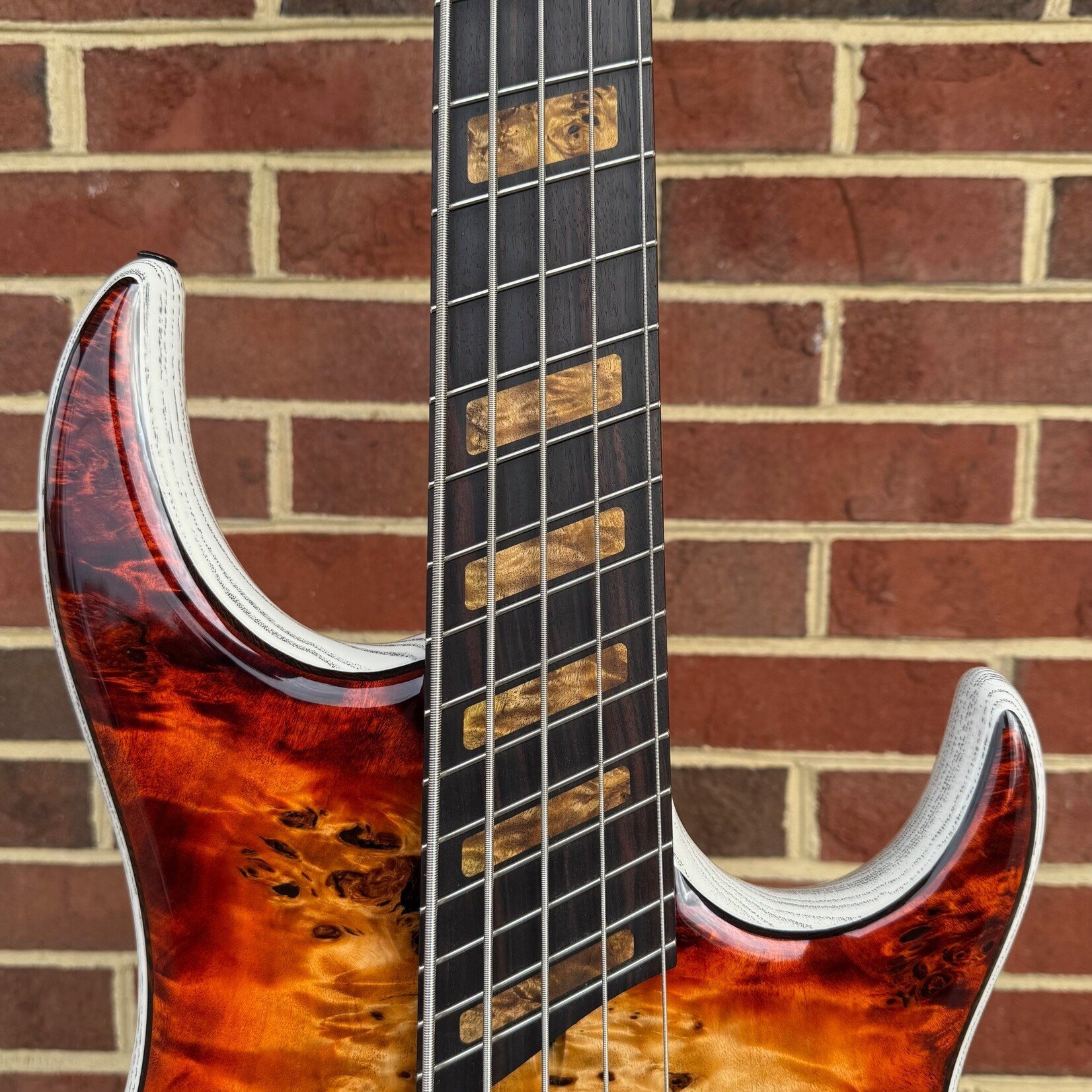 Dingwall Custom Z3 5-String, Explosion Burst, Premium Poplar Dingwall Custom Z3 5-String, Explosion Burst, Premium Poplar
