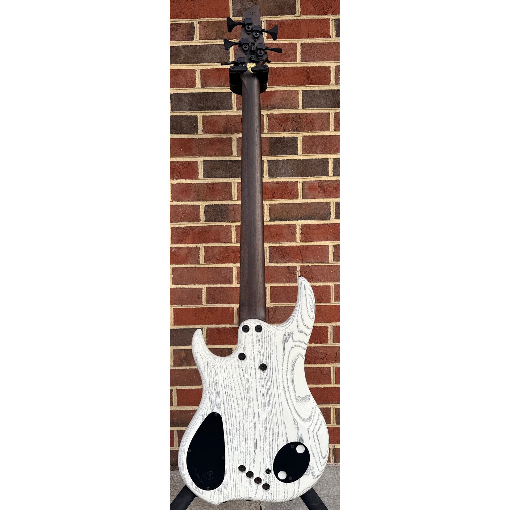 Dingwall Custom Z3 5-String, Explosion Burst, Premium Poplar Dingwall Custom Z3 5-String, Explosion Burst, Premium Poplar