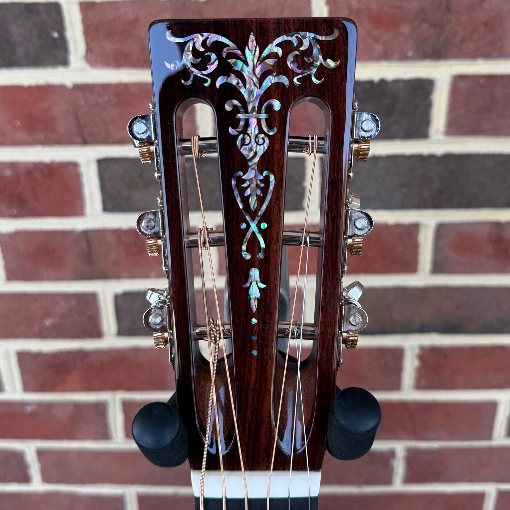 Martin Martin Custom OM/000 12-Fret, Englemann Spruce Top, East Indian Rosewood Back & Sides, Ebony Fretboard & Bridge, Tree of Life Inlay, Slotted Headstock, Torch Headstock Inlay, Hardshell Case