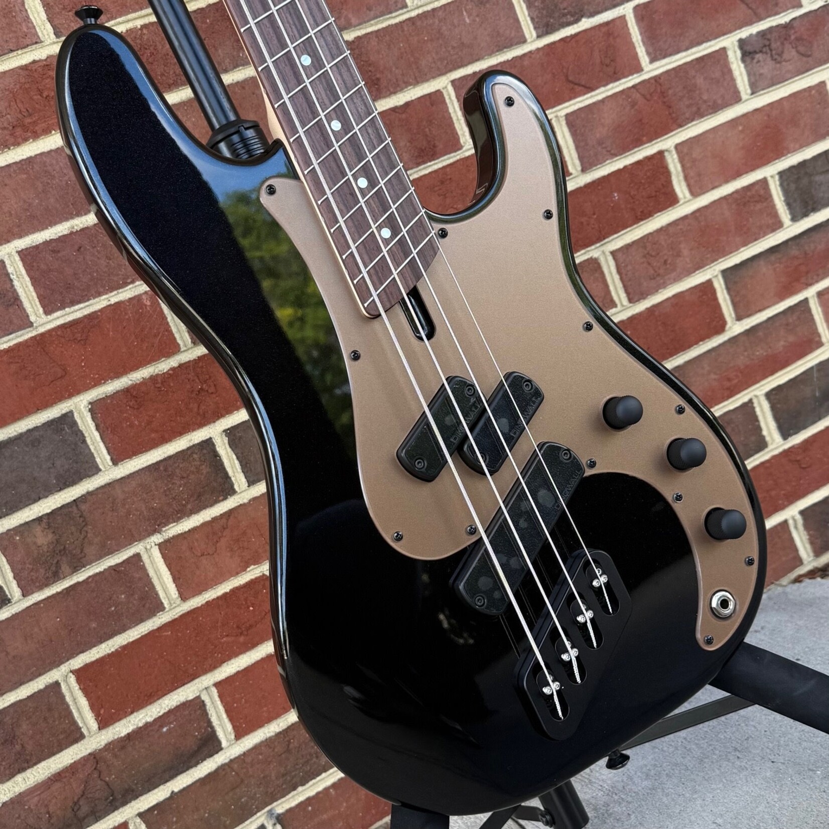 Dingwall Dingwall SP1 4-String, Gloss Metallic Black, Alder Body, Maple Neck, Rosewood Fretboard, Matte Coco Gold Pickguard, Gig Bag, SN# IE250101515