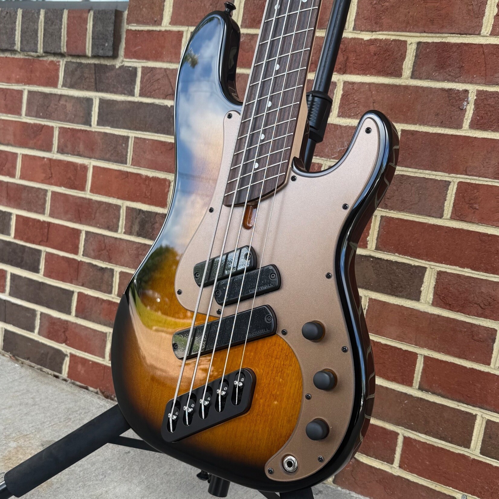 Dingwall Dingwall SP1 5-String, Gloss Vintageburst, Alder Body, Maple Neck, Rosewood Fretboard, Matte Coco Gold Pickguard, Gig Bag, SN# IE250101406