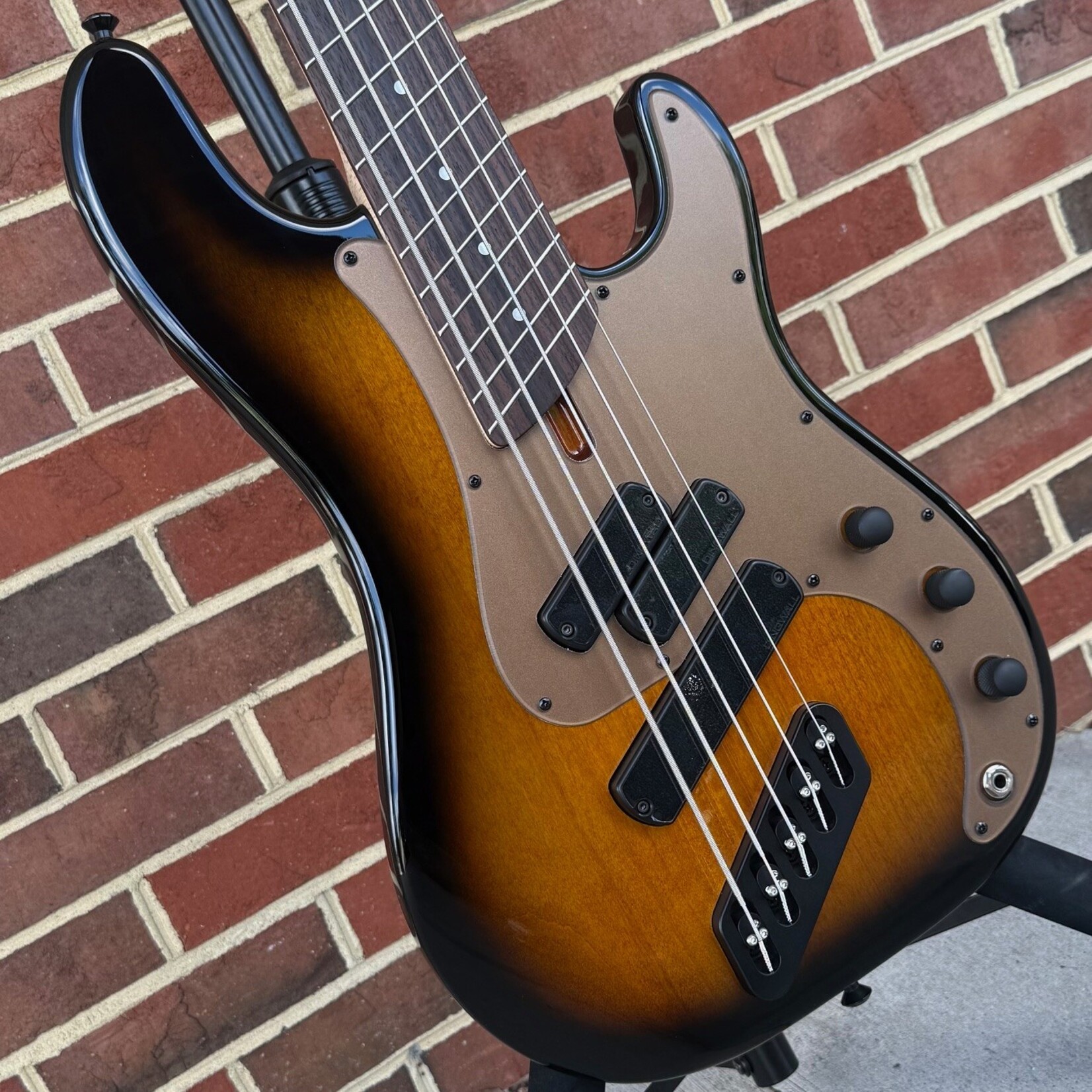 Dingwall Dingwall SP1 5-String, Gloss Vintageburst, Alder Body, Maple Neck, Rosewood Fretboard, Matte Coco Gold Pickguard, Gig Bag, SN# IE250101406
