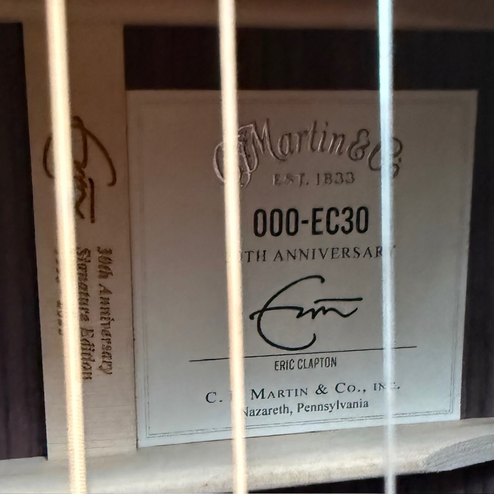 Martin Martin 000-EC Eric Clapton 30th Anniversary, Spruce Top, East Indian Rosewood Back & Sides, Genuine Mahogany Neck, Ebony Fretboard & Bridge, Hardshell Case