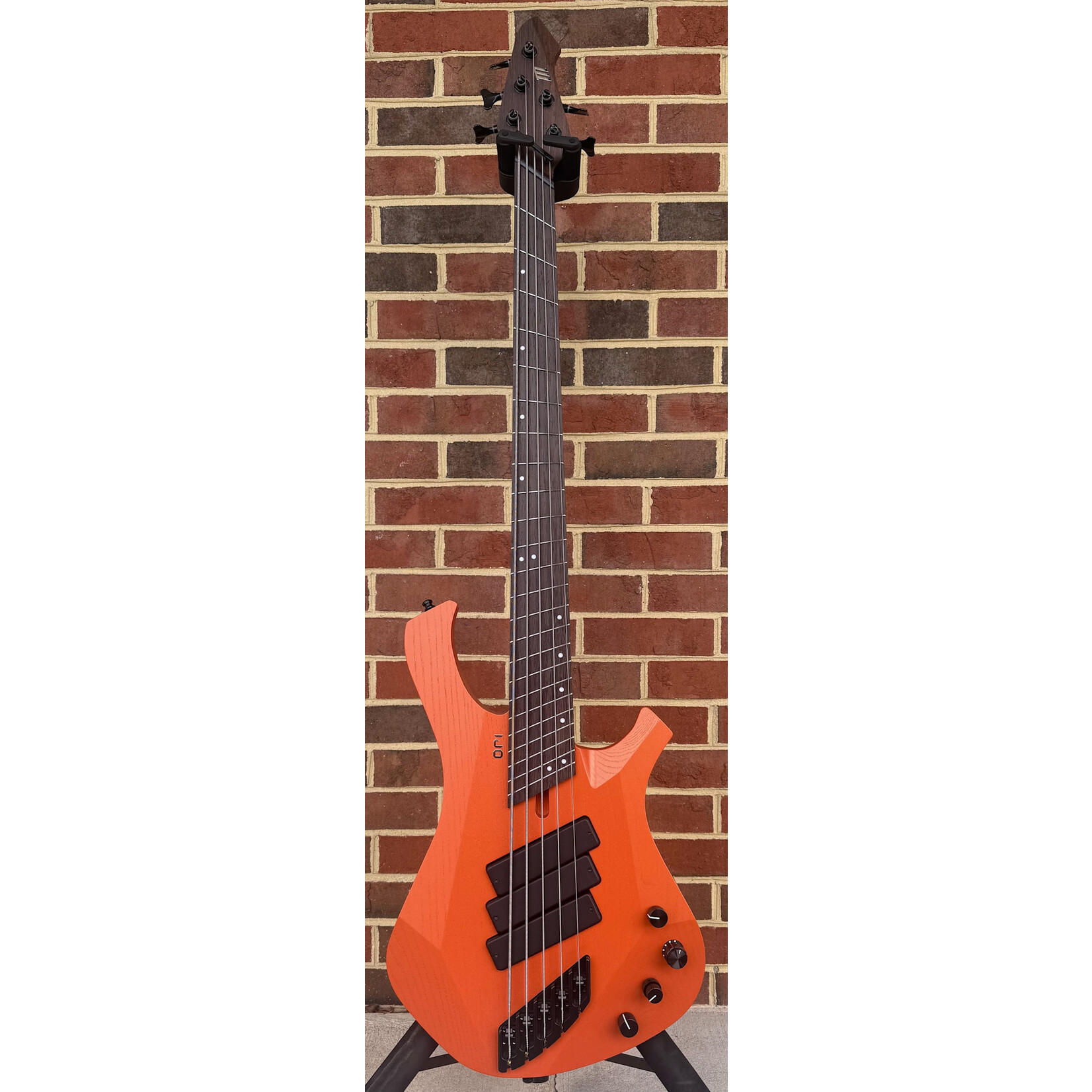 Mayones Mayones Ori Enji 5, Kitsune Orange Matte, Swamp Ash Body, Wenge Neck & Fretboard, Velvetrone Grim VF Pickups, Mayones Hybrid Case