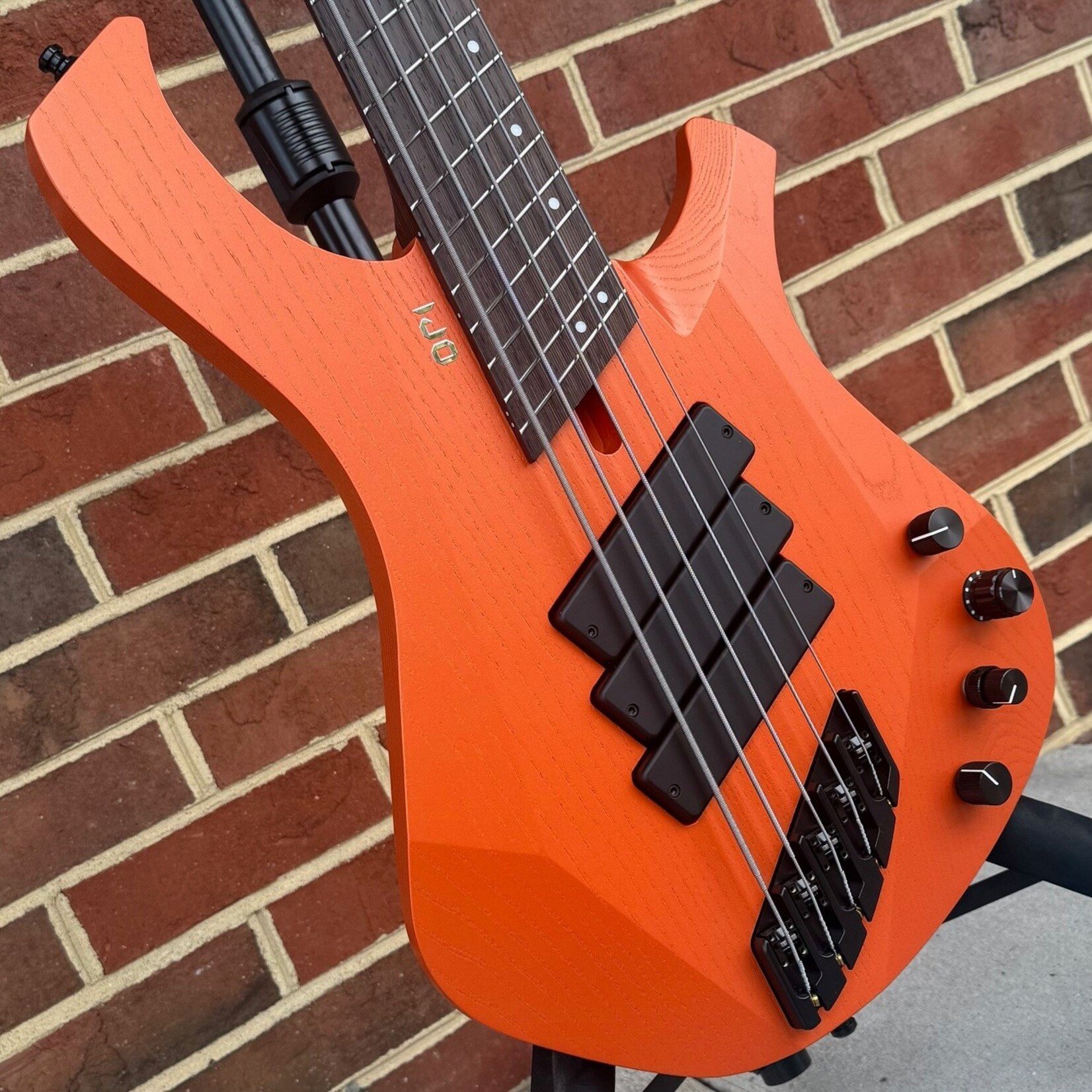 Mayones Mayones Ori Enji 5, Kitsune Orange Matte, Swamp Ash Body, Wenge Neck & Fretboard, Velvetrone Grim VF Pickups, Mayones Hybrid Case