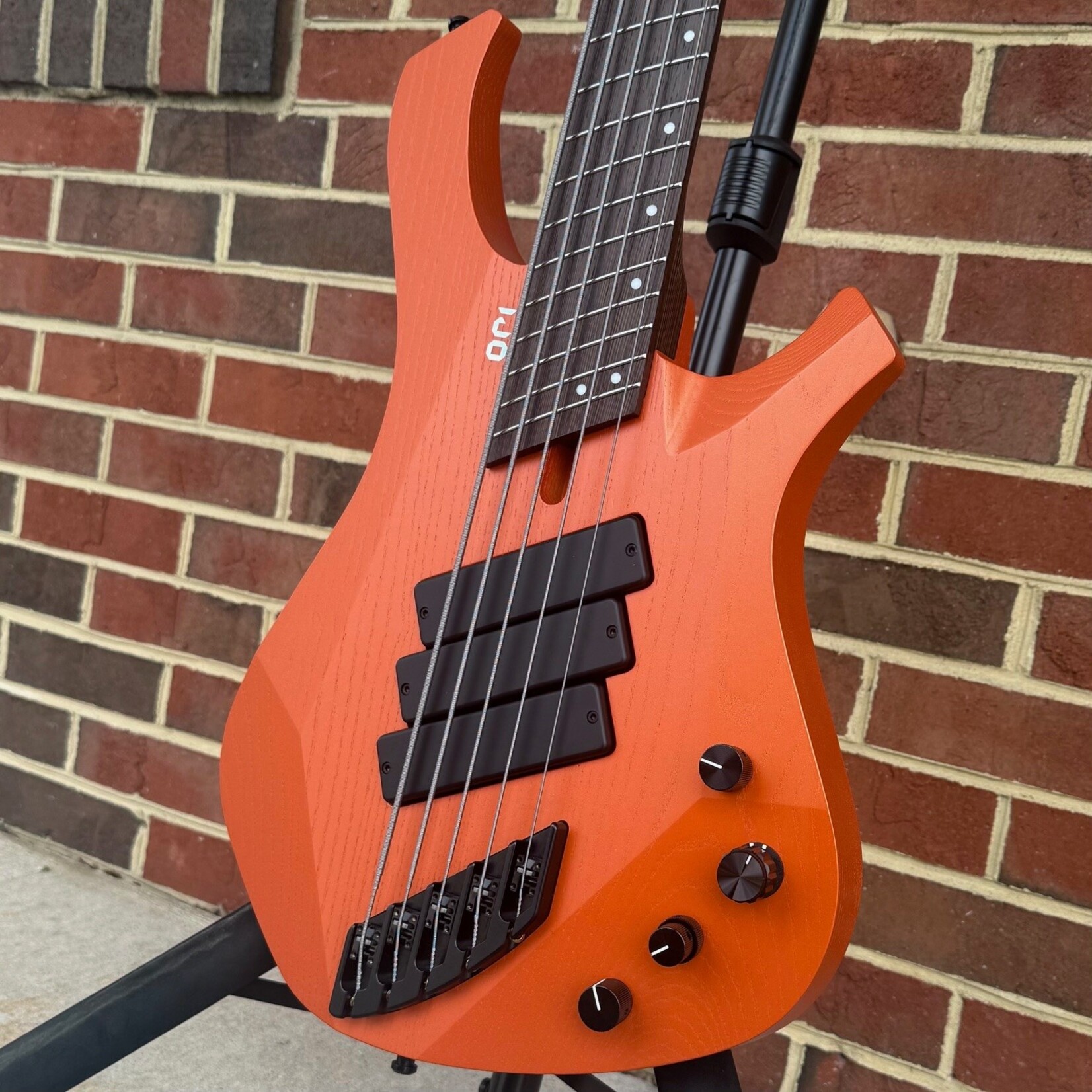 Mayones Mayones Ori Enji 5, Kitsune Orange Matte, Swamp Ash Body, Wenge Neck & Fretboard, Velvetrone Grim VF Pickups, Mayones Hybrid Case
