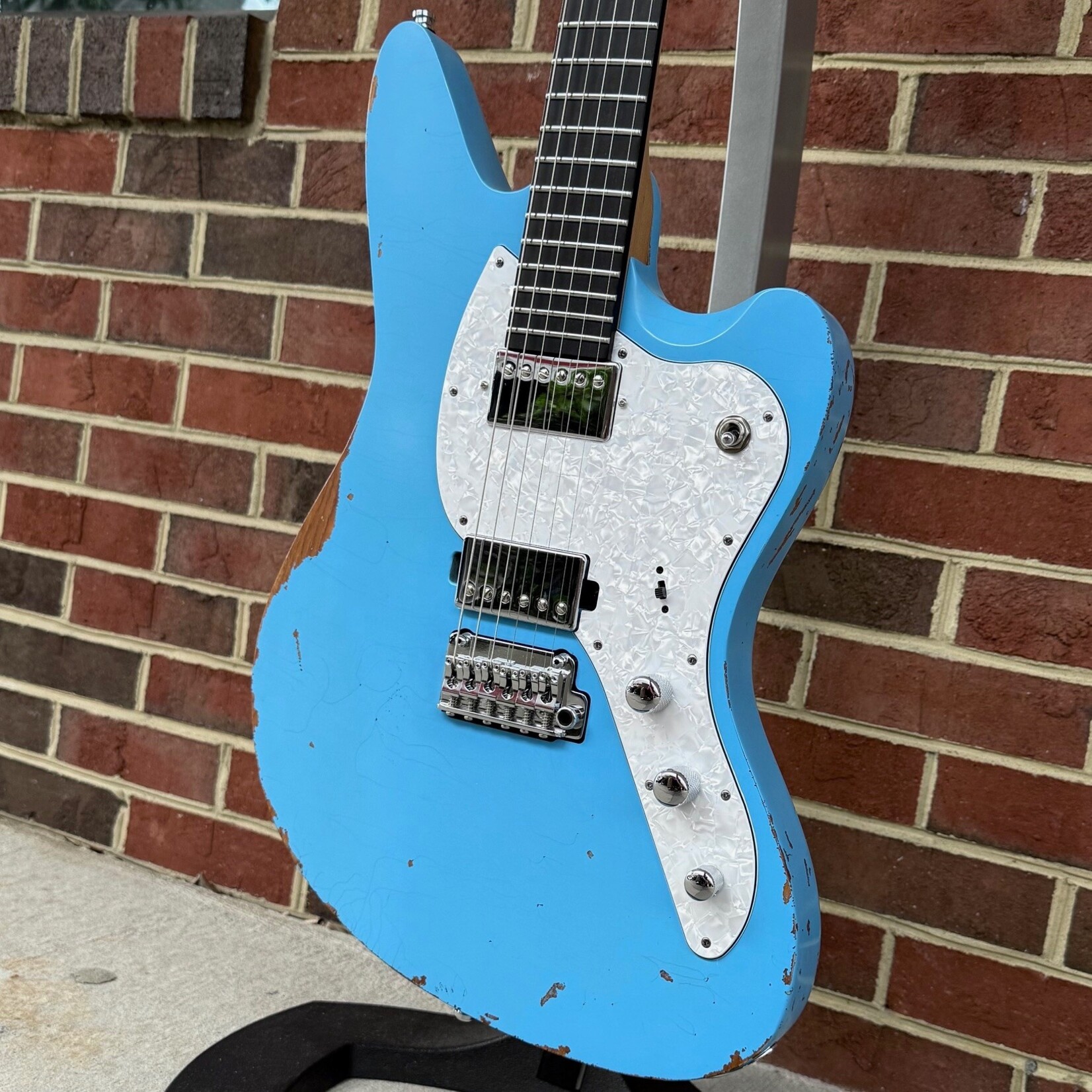 Mayones Mayones Jassper Aged V24, Monolith Daphne Blue Nitro (Aged), Swamp Ash TEW Body, Maple TEW Neck, Ebony Fretboard, Velvetrone Chori + Solium Pickups, Gotoh 510 Tremolo, Gotoh 510 Locking Tuners, Mayones Hybrid Case
