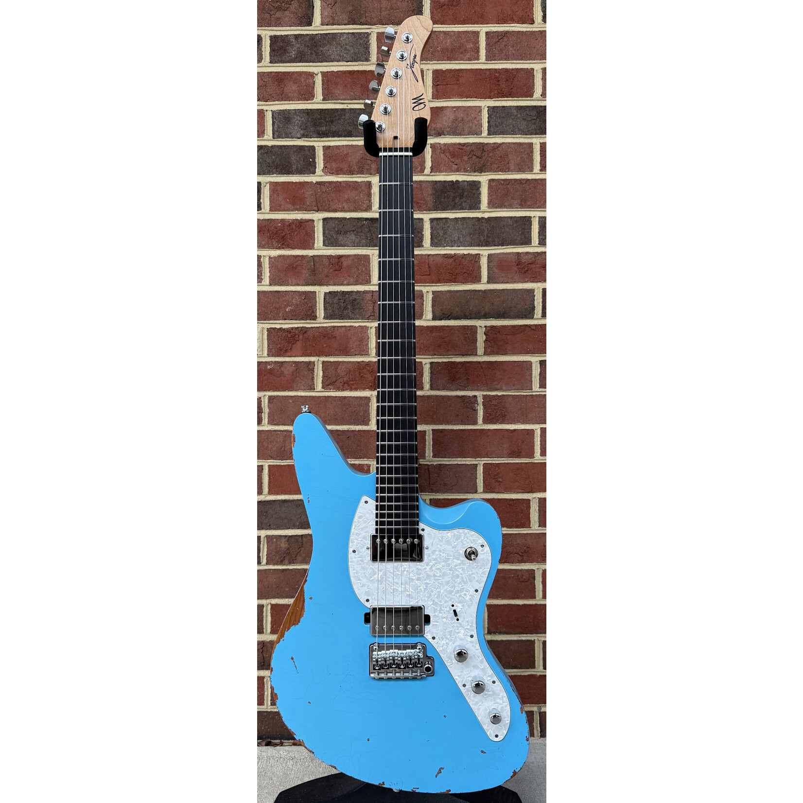 Mayones Mayones Jassper Aged V24, Monolith Daphne Blue Nitro (Aged), Swamp Ash TEW Body, Maple TEW Neck, Ebony Fretboard, Velvetrone Chori + Solium Pickups, Gotoh 510 Tremolo, Gotoh 510 Locking Tuners, Mayones Hybrid Case