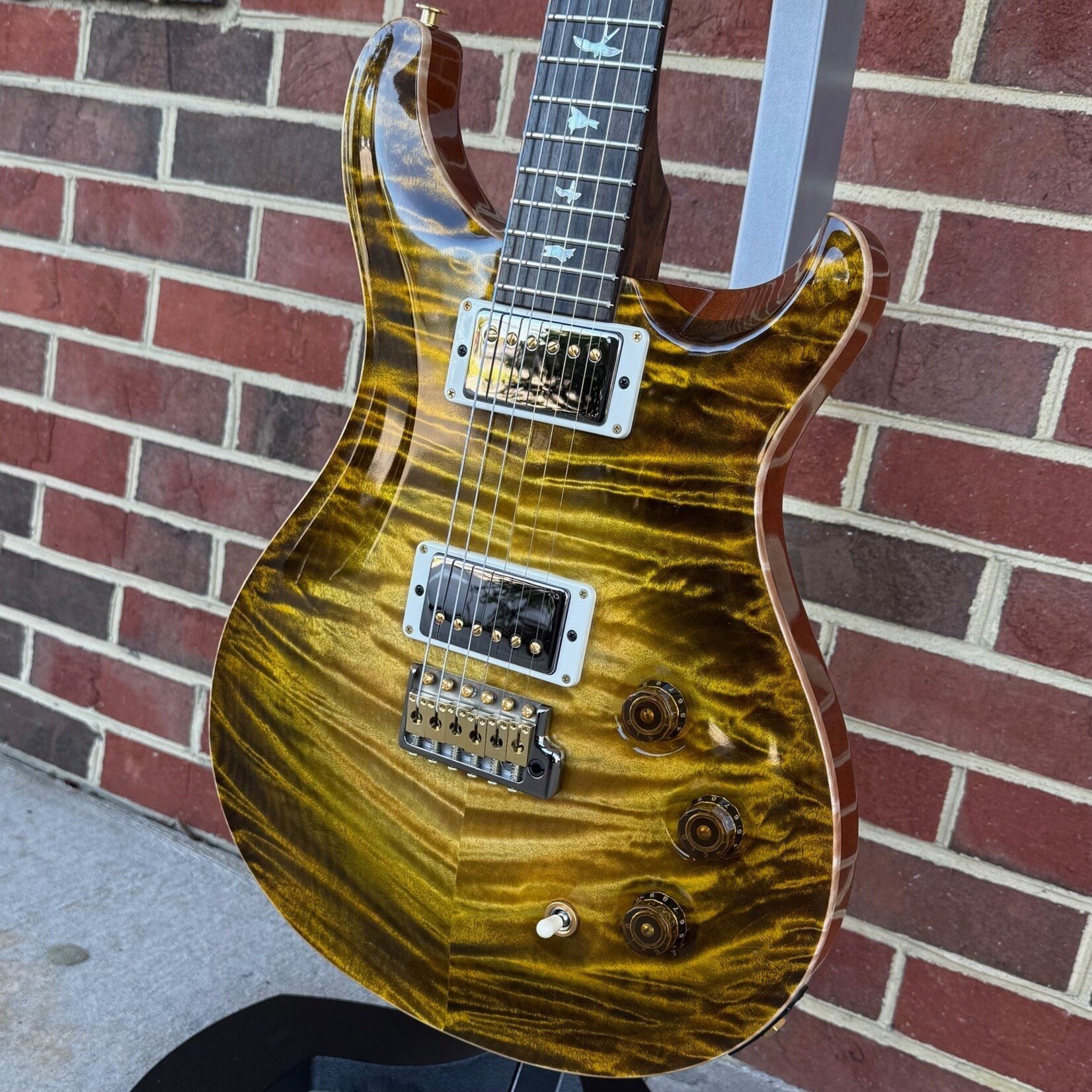 Paul Reed Smith Paul Reed Smith Private Stock DGT, Dirty Blonde Glow, Wild West Coast Curly Maple Top, Ribbon Mahogany Body, Ziricote Neck & Fretboard, Smoked Black Hybrid Hardware, Brown Paisley Case