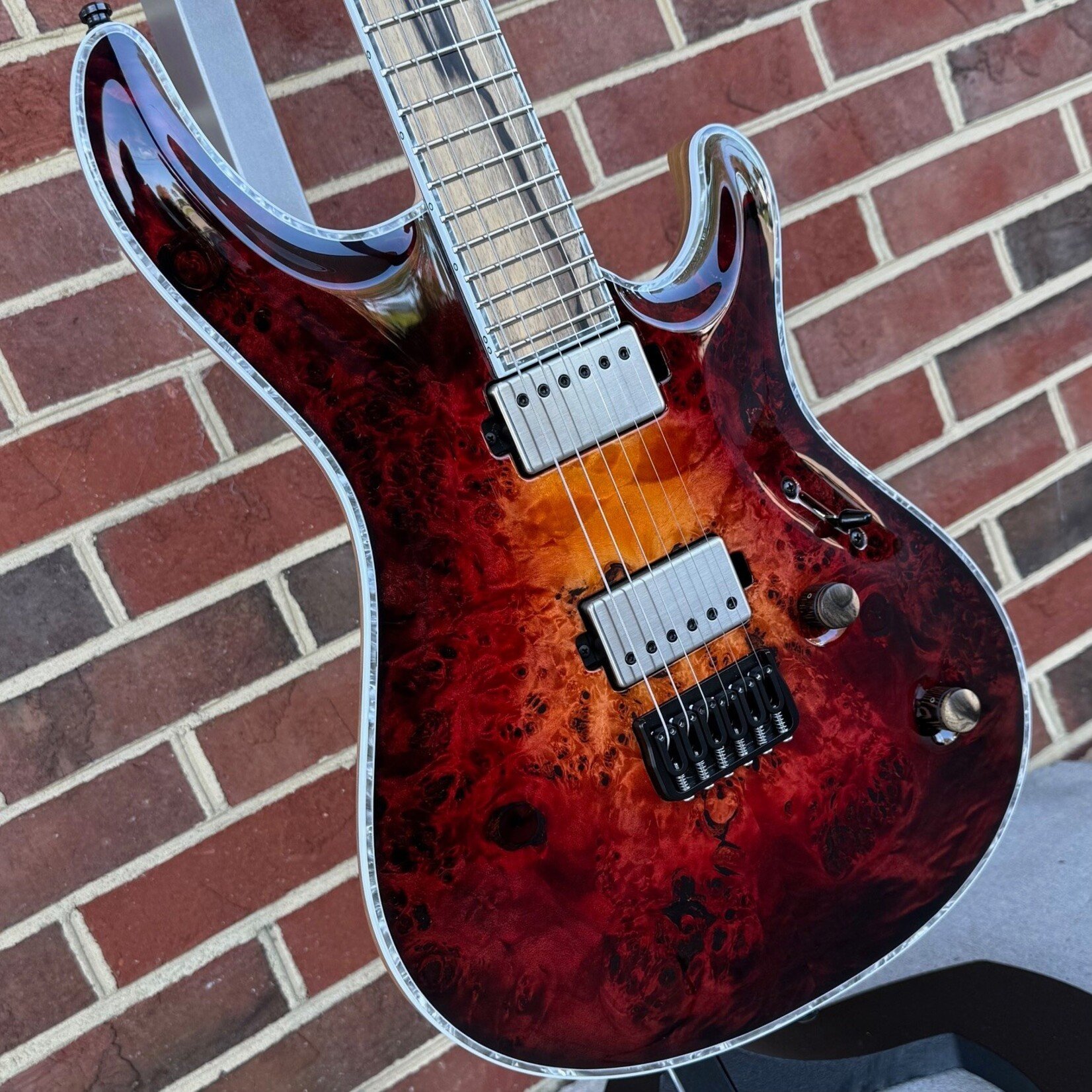 Mayones Mayones Regius Core 6, Lava Burst Gloss, Master Grade Eye Poplar Top, Swamp Ash T.E.W. Body, 5A Pale Moon Ebony Fretboard, Velvetrone Ironside + Solium Pickups, Pale Moon Ebony Knobs, Hipshot Bridge & Locking Tuners, Mayones Hiscox Hardshell Case