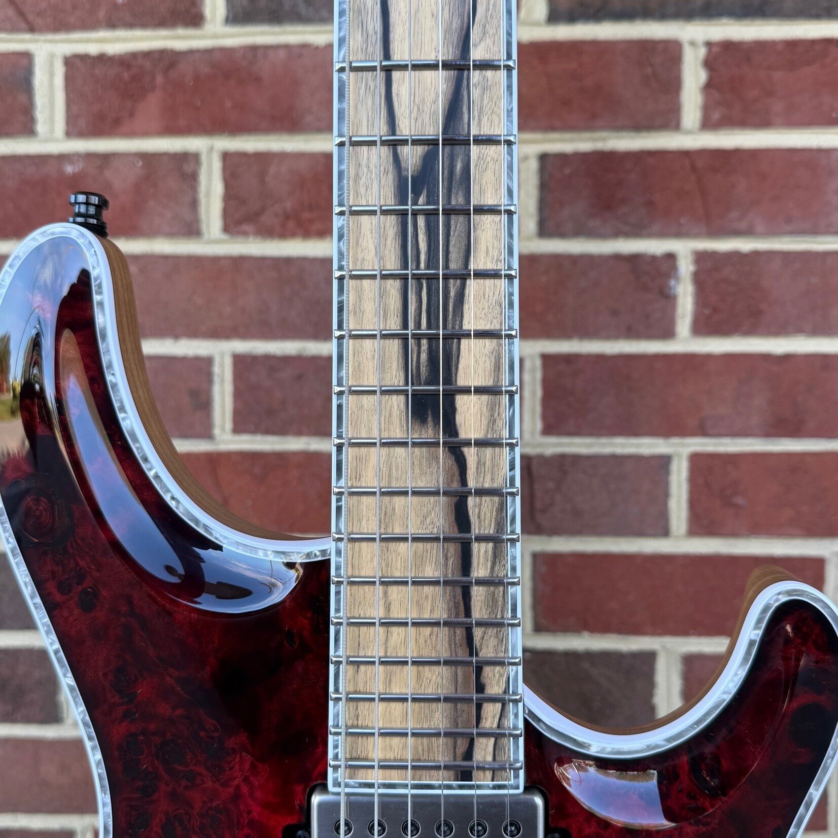 Mayones Mayones Regius Core 6, Lava Burst Gloss, Master Grade Eye Poplar Top, Swamp Ash T.E.W. Body, 5A Pale Moon Ebony Fretboard, Velvetrone Ironside + Solium Pickups, Pale Moon Ebony Knobs, Hipshot Bridge & Locking Tuners, Mayones Hiscox Hardshell Case