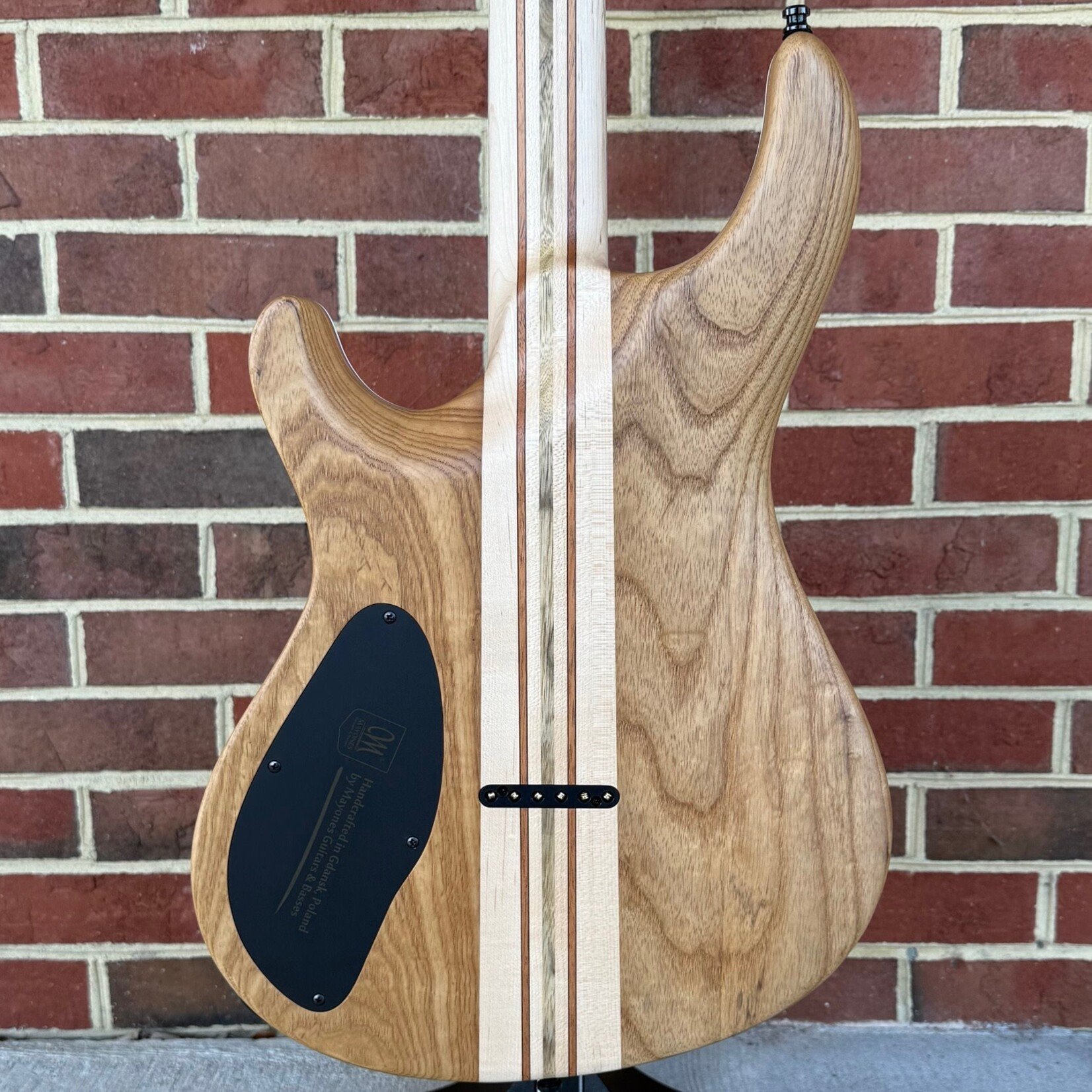 Mayones Mayones Regius Core 6, Lava Burst Gloss, Master Grade Eye Poplar Top, Swamp Ash T.E.W. Body, 5A Pale Moon Ebony Fretboard, Velvetrone Ironside + Solium Pickups, Pale Moon Ebony Knobs, Hipshot Bridge & Locking Tuners, Mayones Hiscox Hardshell Case