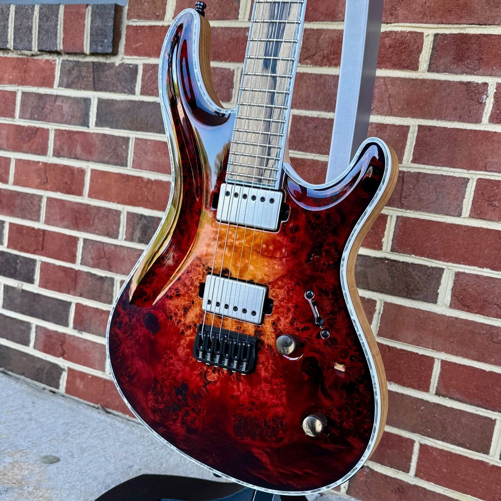 Mayones Mayones Regius Core 6, Lava Burst Gloss, Master Grade Eye Poplar Top, Swamp Ash T.E.W. Body, 5A Pale Moon Ebony Fretboard, Velvetrone Ironside + Solium Pickups, Pale Moon Ebony Knobs, Hipshot Bridge & Locking Tuners, Mayones Hiscox Hardshell Case