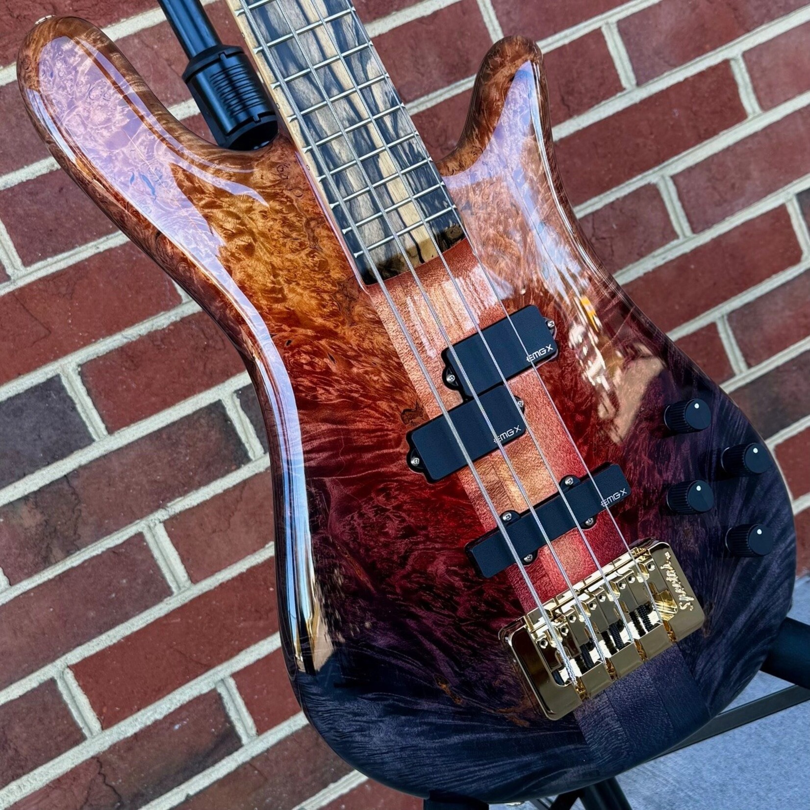 Spector Spector USA NS-2, Chevron Fire Burst, Maple Burl Top, Maple Back, 3pc Maple Neck, Pale Moon Ebony Fretboard, EMG PX/JX Set, HAZ 9v Preamp, TSA Case