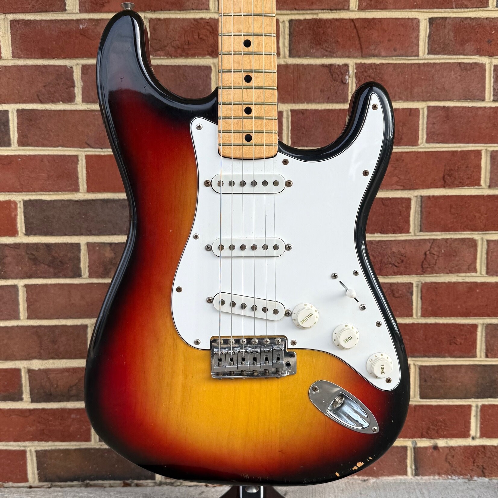 Fender 1974 Stratocaster, 3-Tone Sunburst, Maple Neck & Fretboard, Original Hardshell Case (USED/CONSIGNMENT)