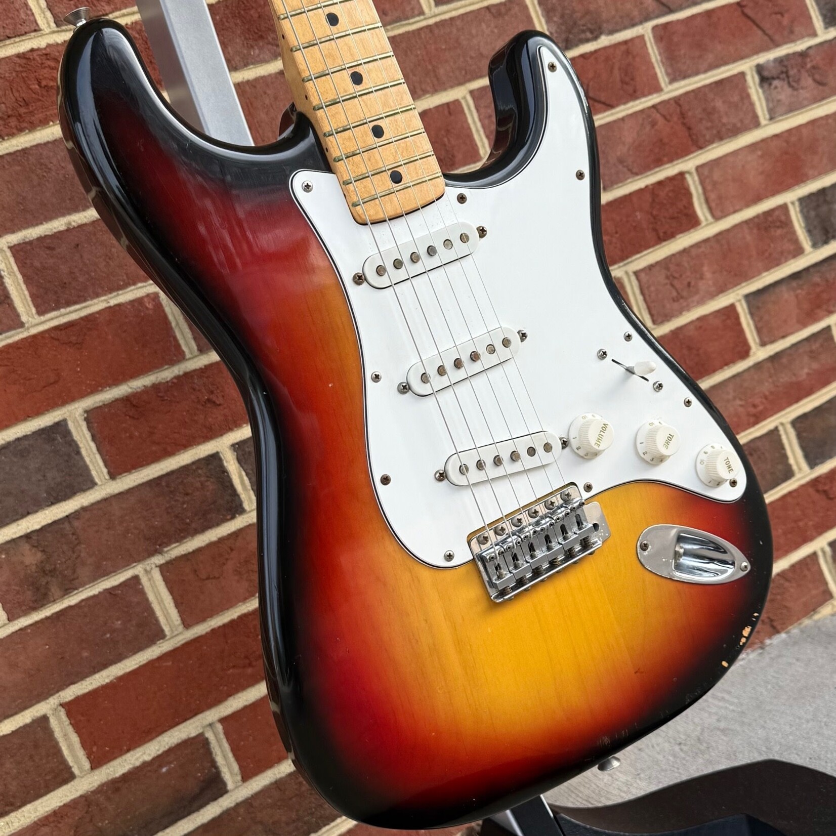 Fender 1974 Stratocaster, 3-Tone Sunburst, Maple Neck & Fretboard, Original Hardshell Case (USED/CONSIGNMENT)