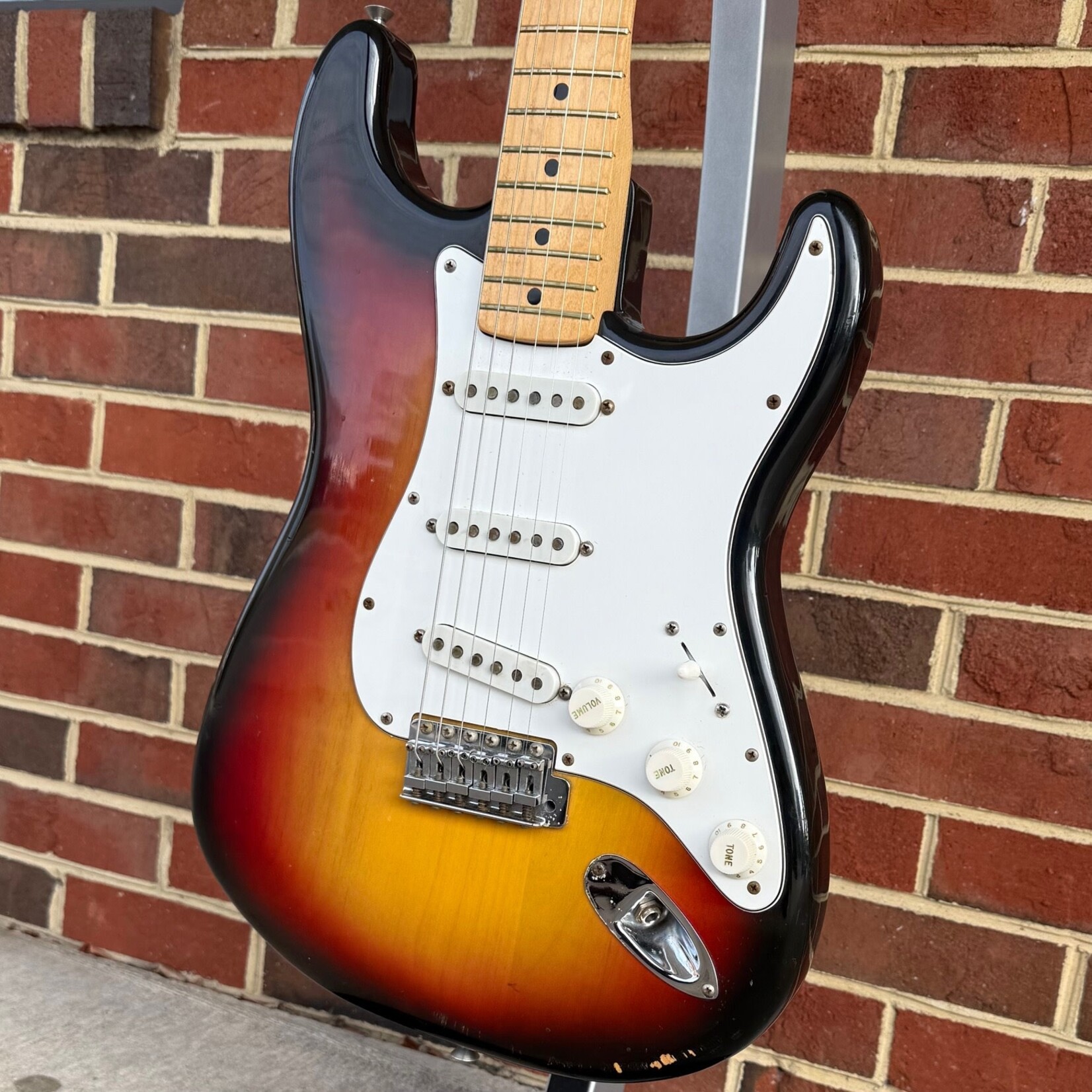 Fender 1974 Stratocaster, 3-Tone Sunburst, Maple Neck & Fretboard, Original Hardshell Case (USED/CONSIGNMENT)