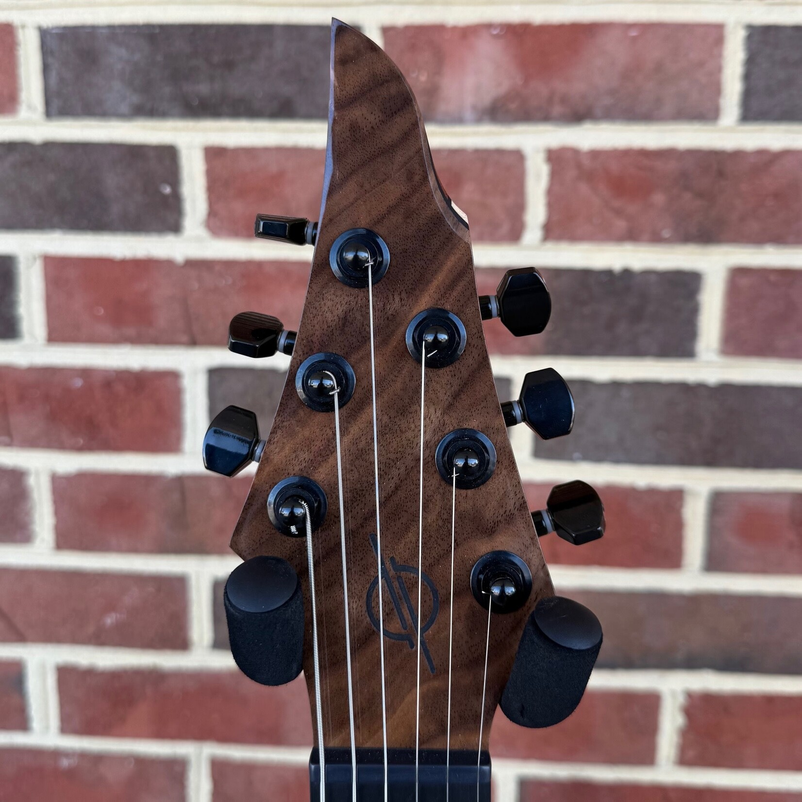 Infinia Guitars Infinia Ceres, 6 String, Figured Walnut Top, Natural Back, Deluxe Gig Bag