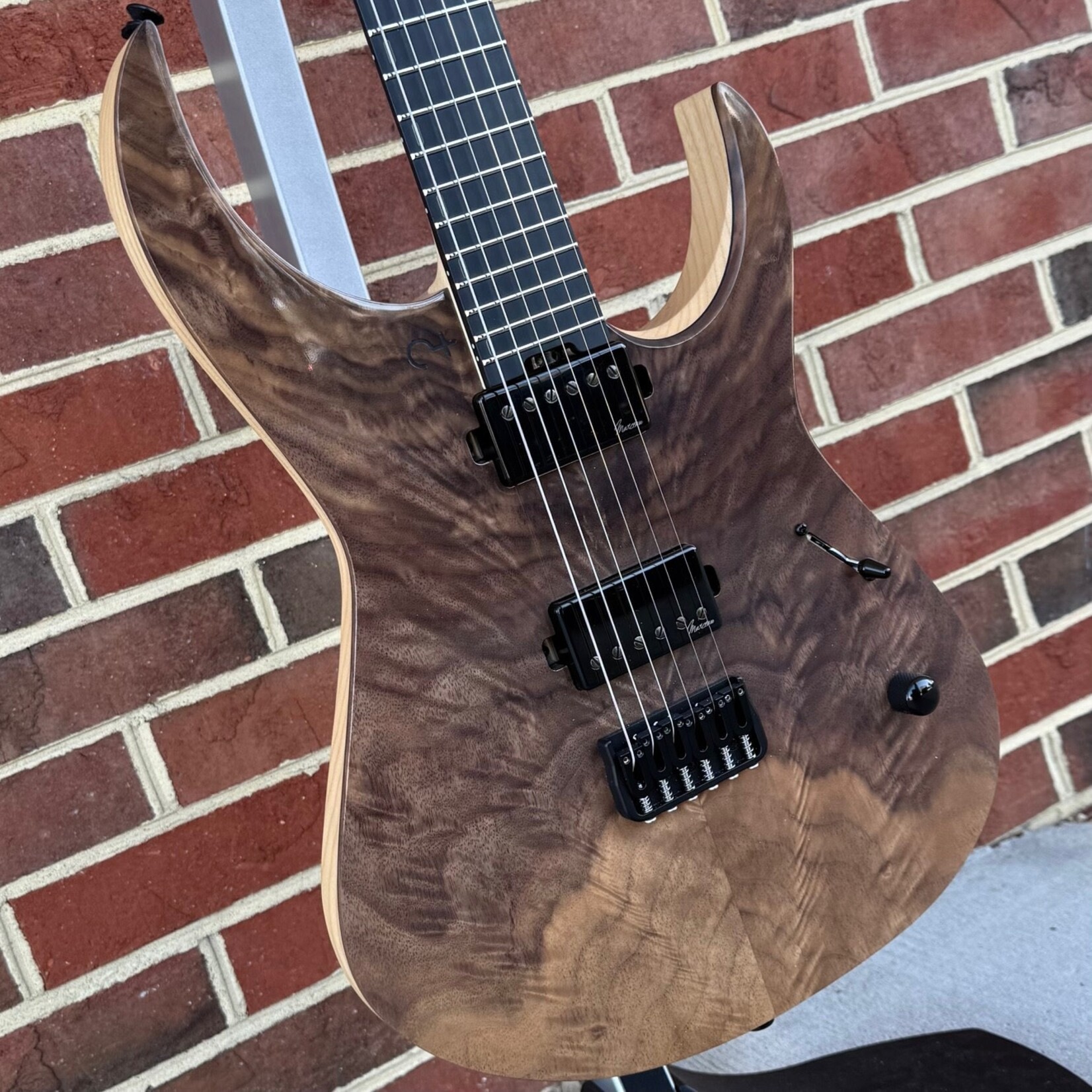 Infinia Guitars Infinia Guitars Ceres, 6-String, Figured Walnut Top, Natural Back, Deluxe Gig Bag