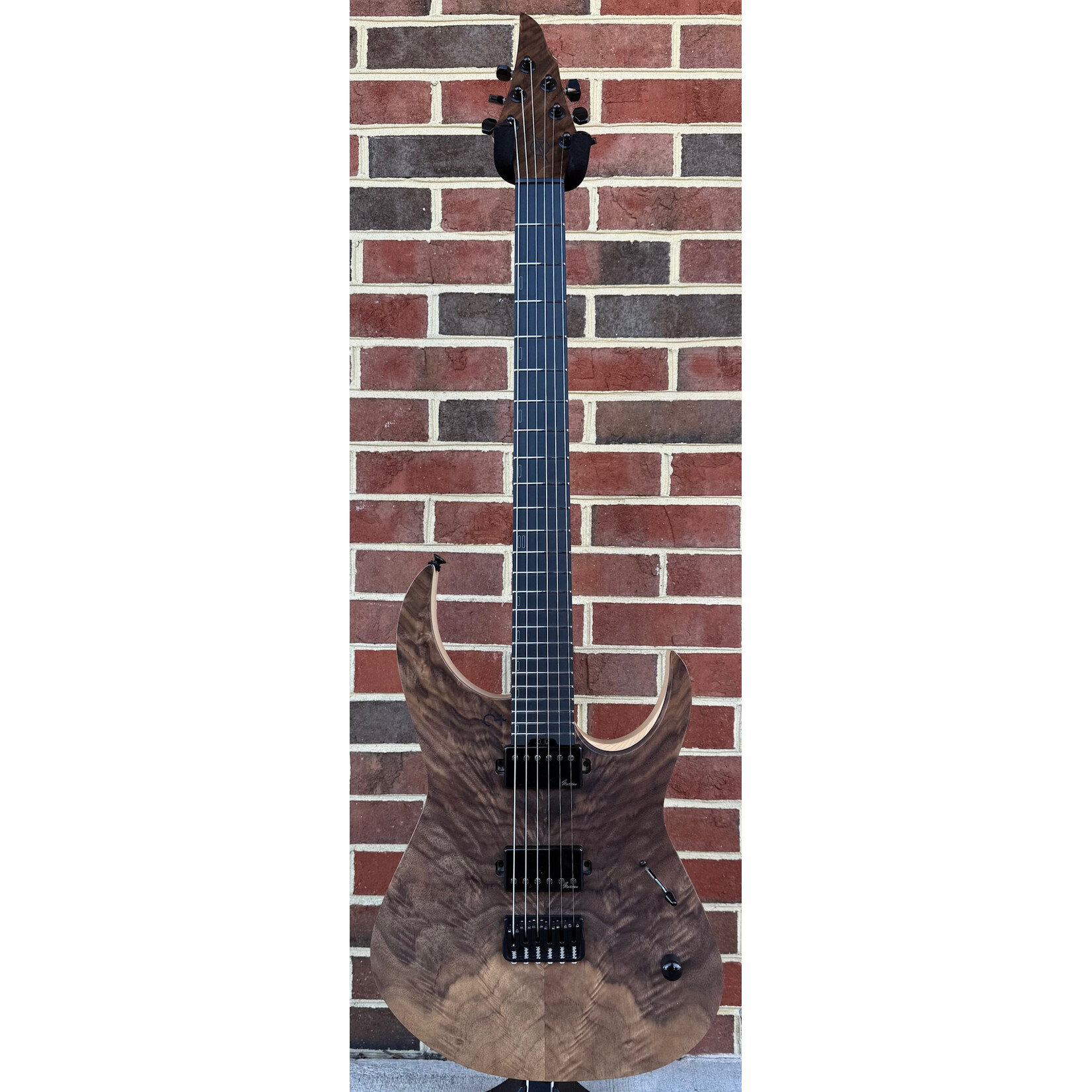 Infinia Guitars Infinia Guitars Ceres, 6-String, Figured Walnut Top, Natural Back, Deluxe Gig Bag