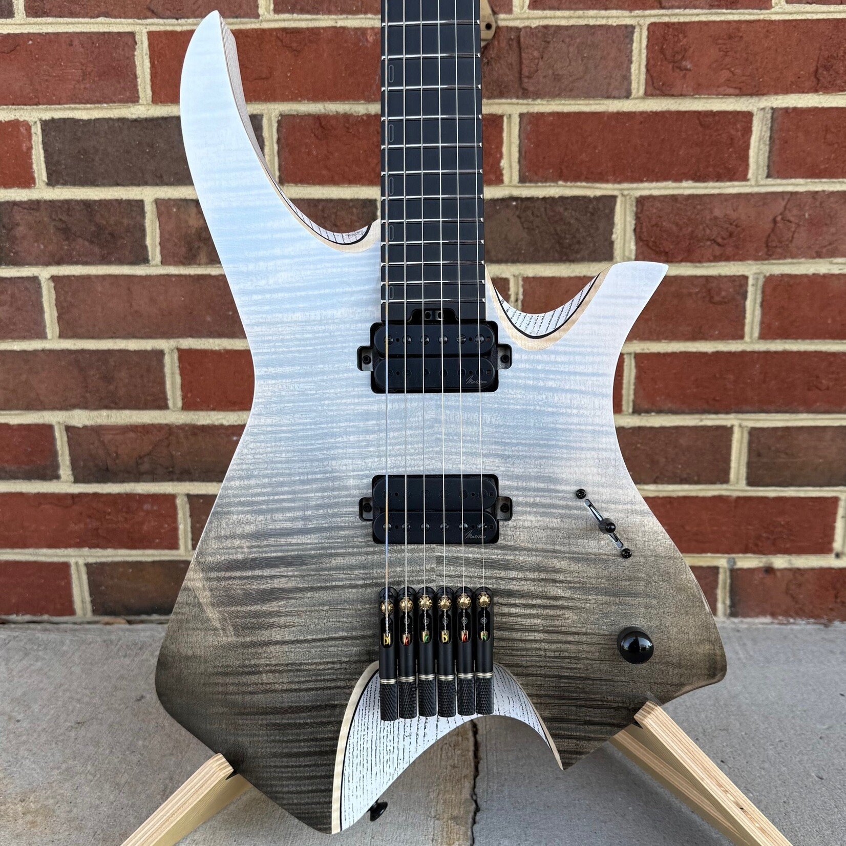 Infinia Guitars Infinia Guitars Neptune, 6-String, Lunar White, Flame Maple Top, White Back, Deluxe Gig Bag