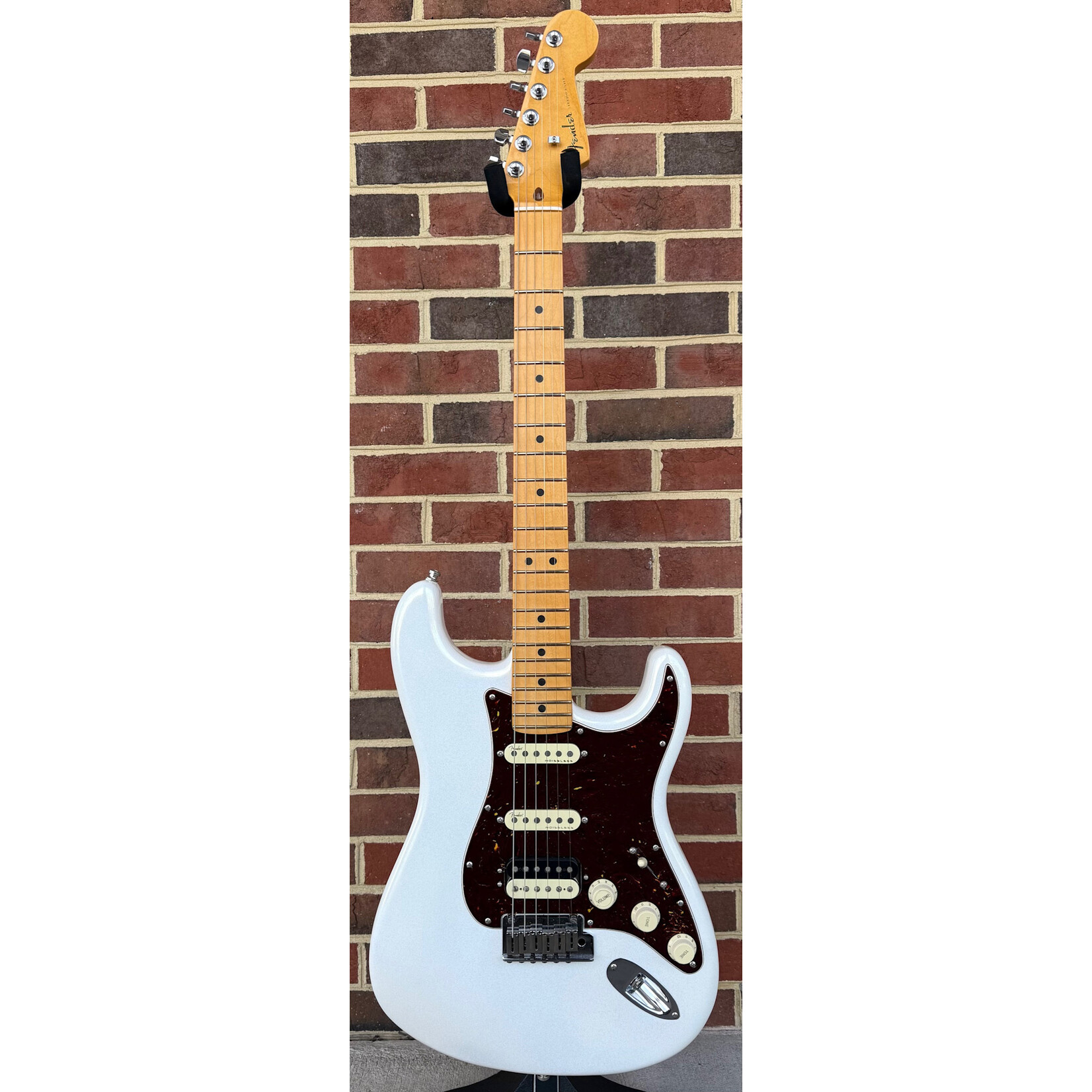 Fender American Ultra Stratocaster HSS, Arctic White, Maple Fretboard, Hardshell Case (USED)