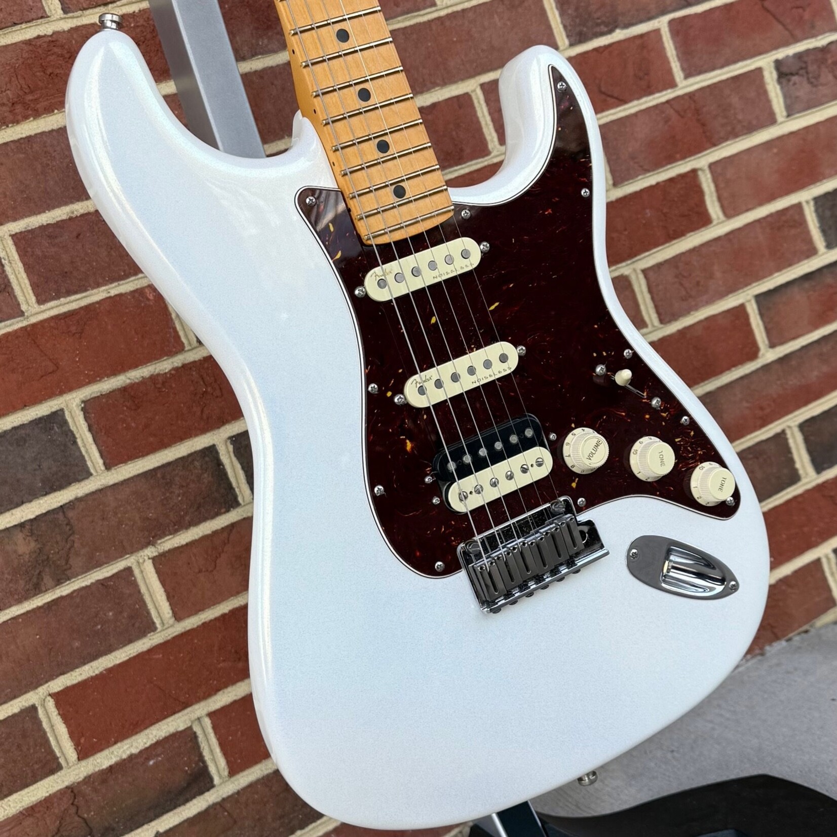 Fender American Ultra Stratocaster HSS, Arctic White, Maple Fretboard, Hardshell Case (USED)