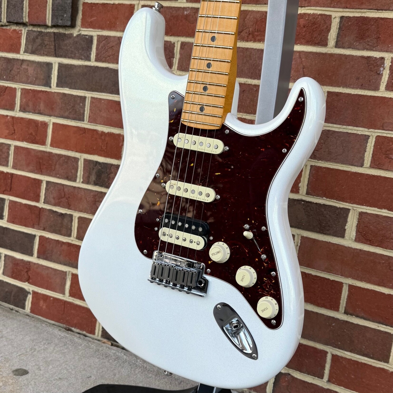 Fender American Ultra Stratocaster HSS, Arctic White, Maple Fretboard, Hardshell Case (USED)