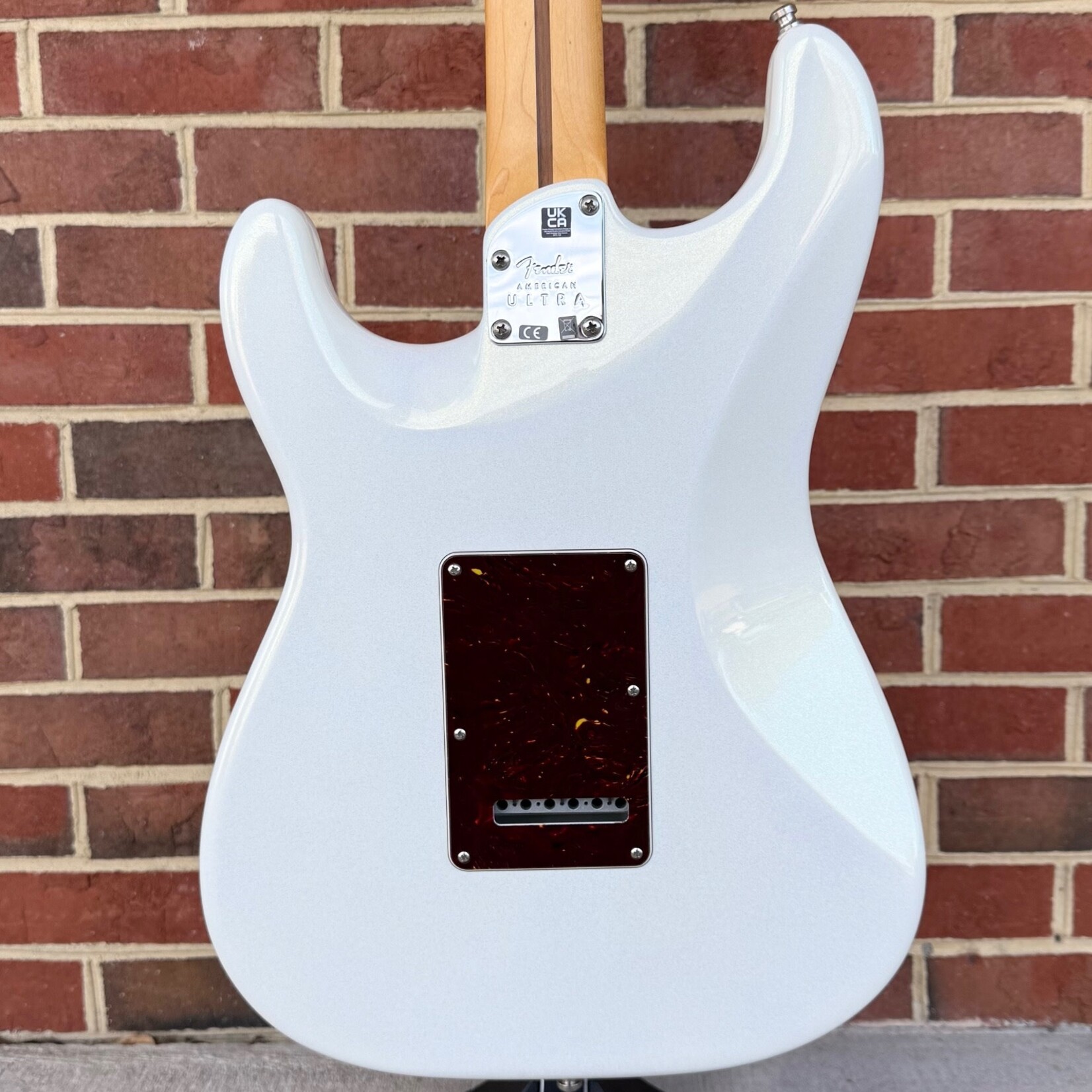 Fender American Ultra Stratocaster HSS, Arctic White, Maple Fretboard, Hardshell Case (USED)