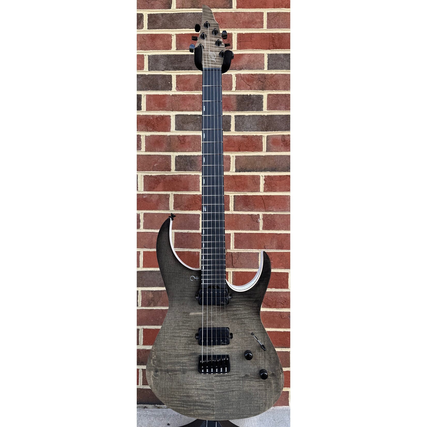 Infinia Guitars Infinia Guitars Ceres, 6-String, Obsidian Black, White Back, Deluxe Gig Bag