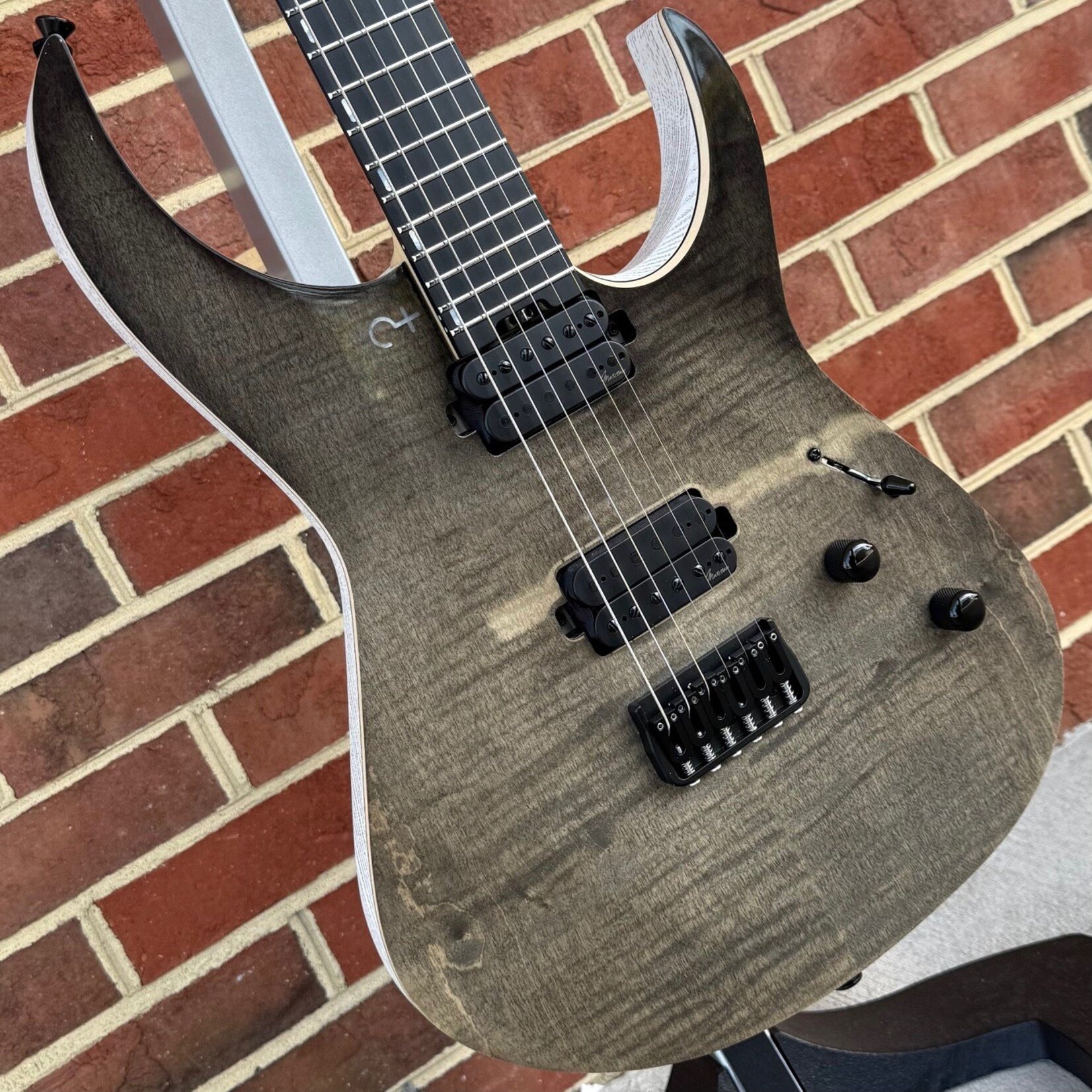 Infinia Guitars Infinia Guitars Ceres, 6-String, Obsidian Black, White Back, Deluxe Gig Bag