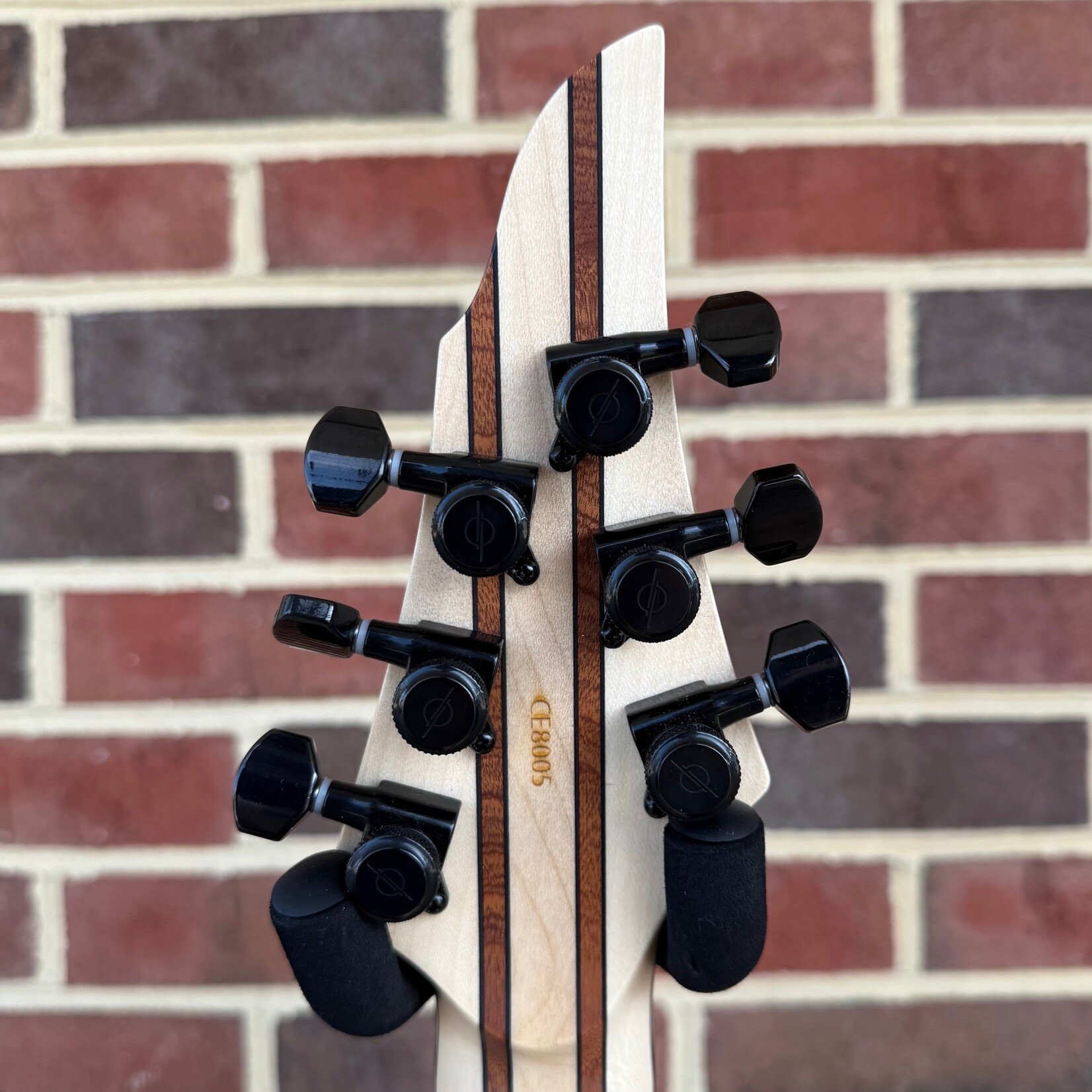 Infinia Guitars Infinia Guitars Ceres, 6-String, Obsidian Black, White Back, Deluxe Gig Bag