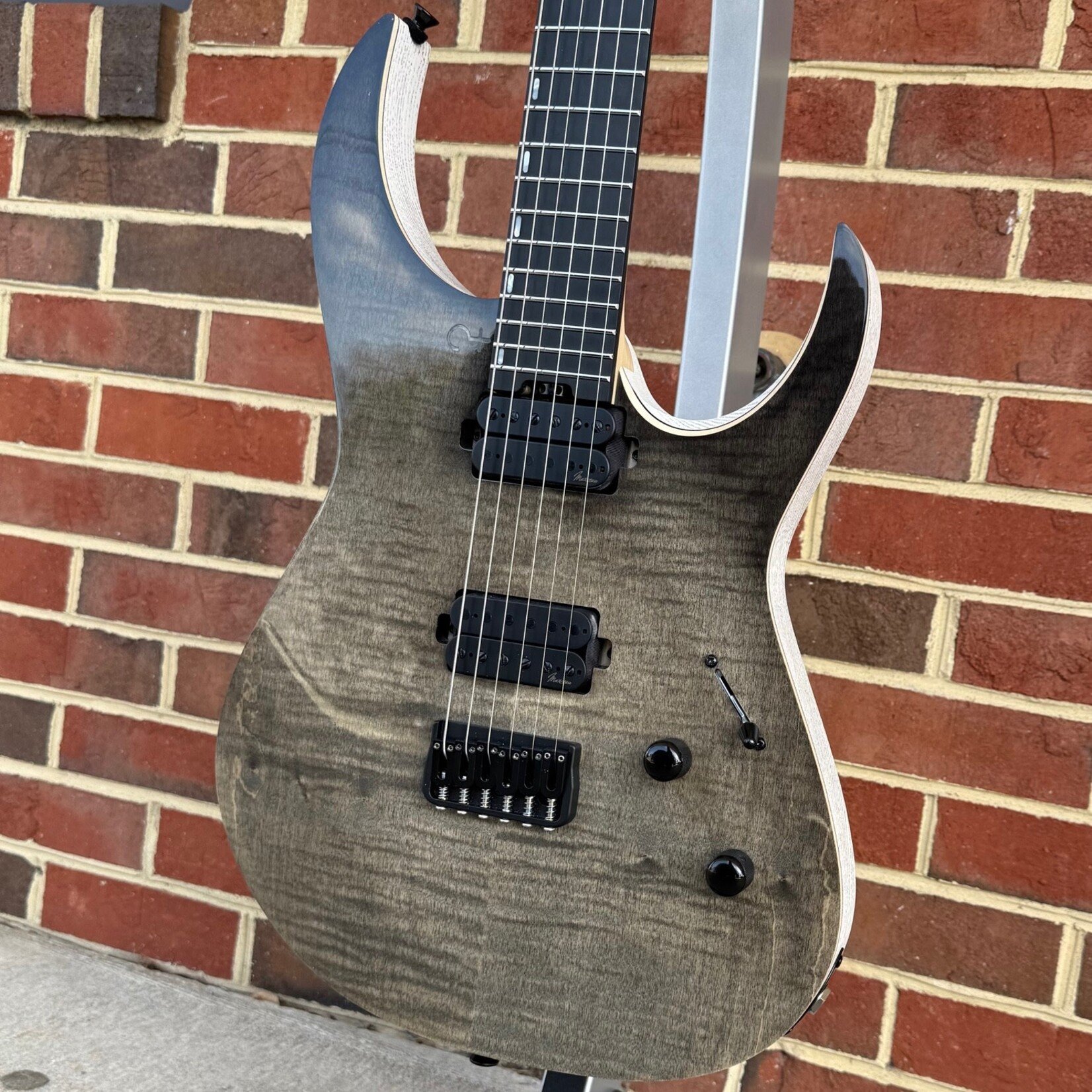 Infinia Guitars Infinia Guitars Ceres, 6-String, Obsidian Black, White Back, Deluxe Gig Bag