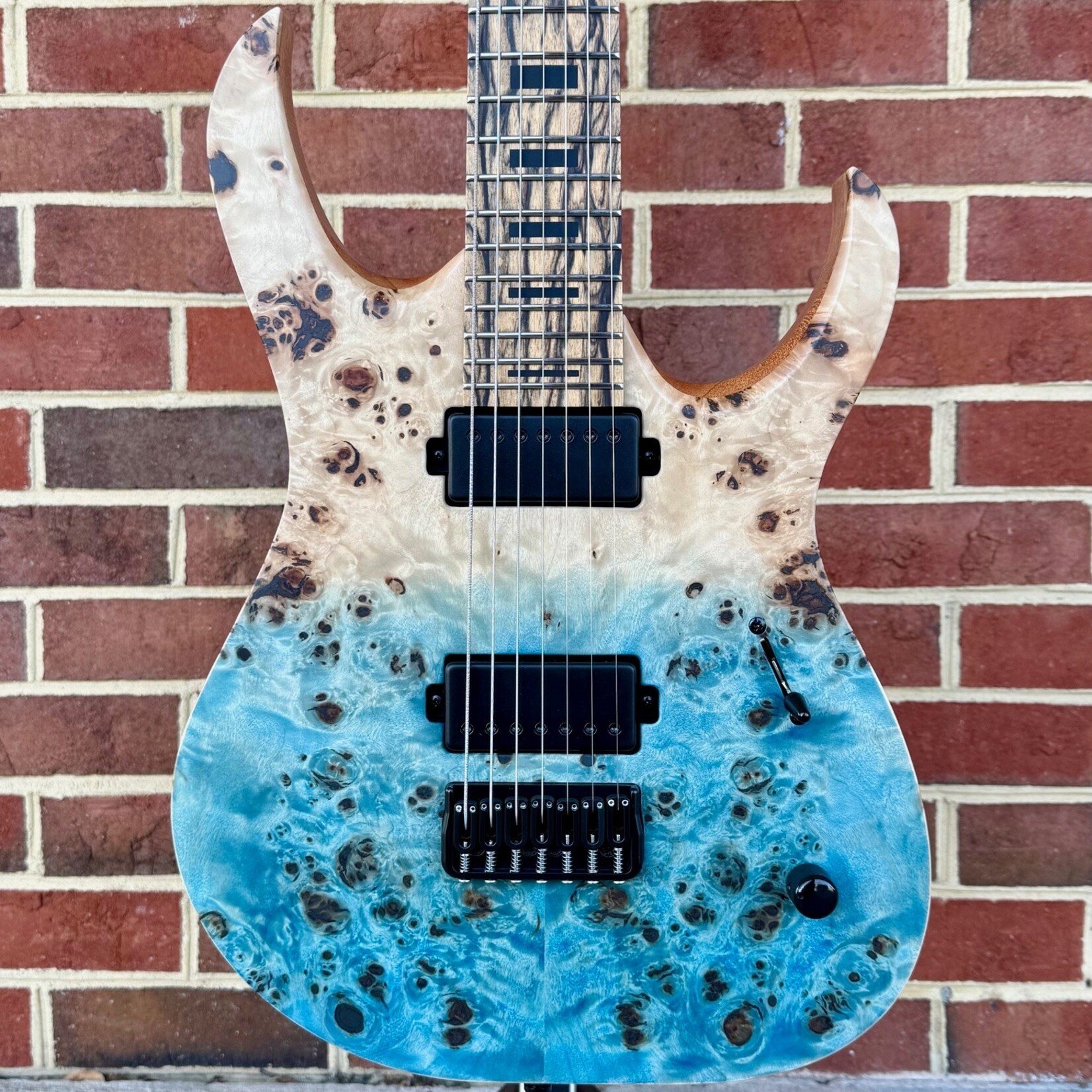 Mayones Mayones Duvell Elite 7, Aquamarine Horizon, 4A Eye Poplar Top, Mahogany Body, Master Grade Pale Moon Ebony Fretboard, Block Inlays, Velvetrone Ironside + Solium Pickups, Mayones Deluxe Bag