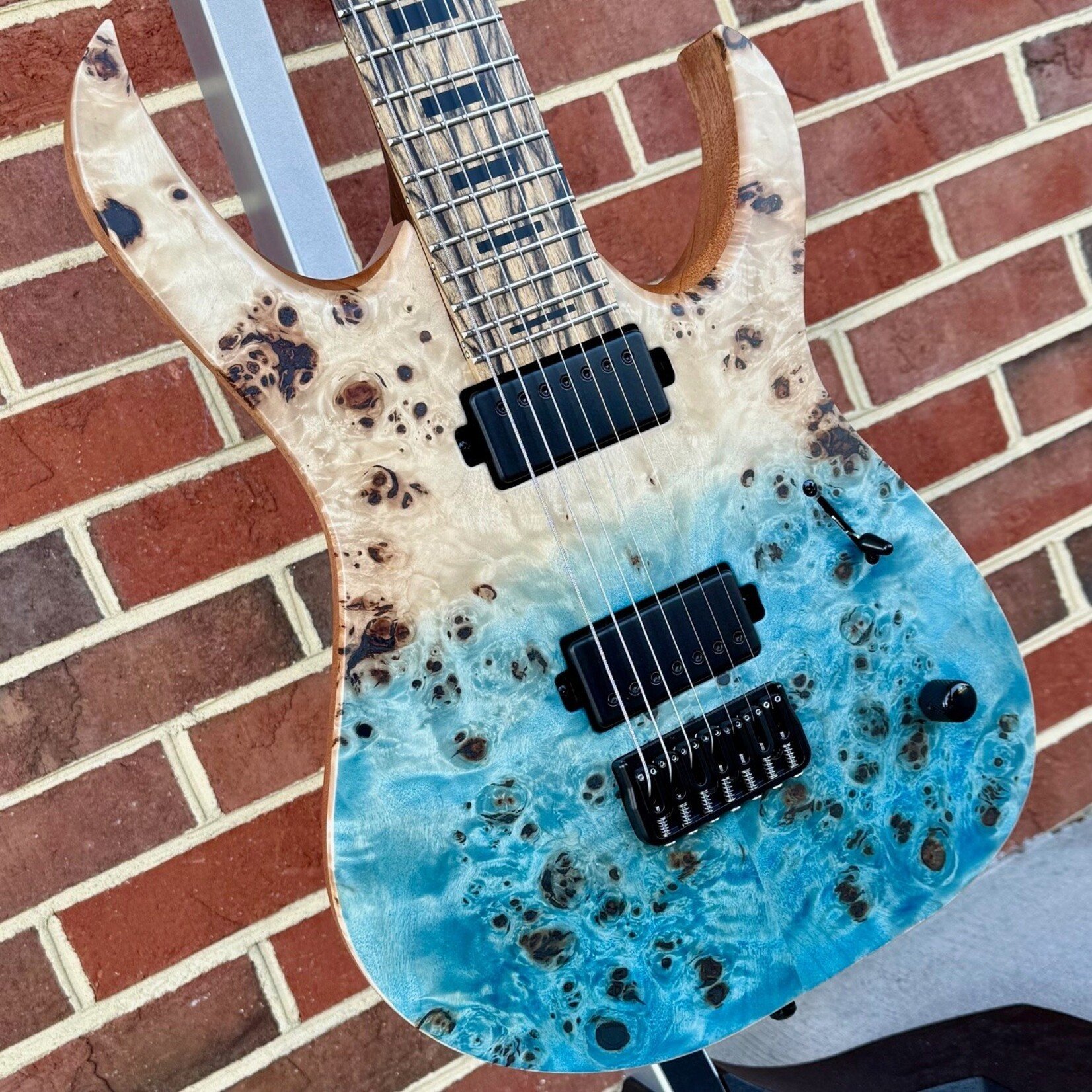 Mayones Mayones Duvell Elite 7, Aquamarine Horizon, 4A Eye Poplar Top, Mahogany Body, Master Grade Pale Moon Ebony Fretboard, Block Inlays, Velvetrone Ironside + Solium Pickups, Mayones Deluxe Bag