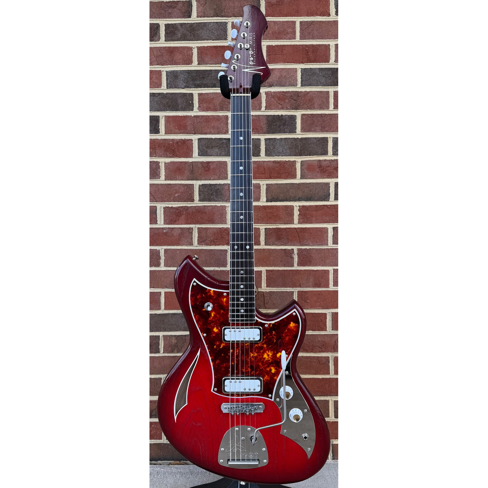 Novo Guitars Novo Guitars Signature Series Miris J, Harmony Burst, Swamp Ash Body, Spitfire Pickguard, Extra Light Distress, Lollar DC-90 Pickups, Novo Deluxe Gig Bag