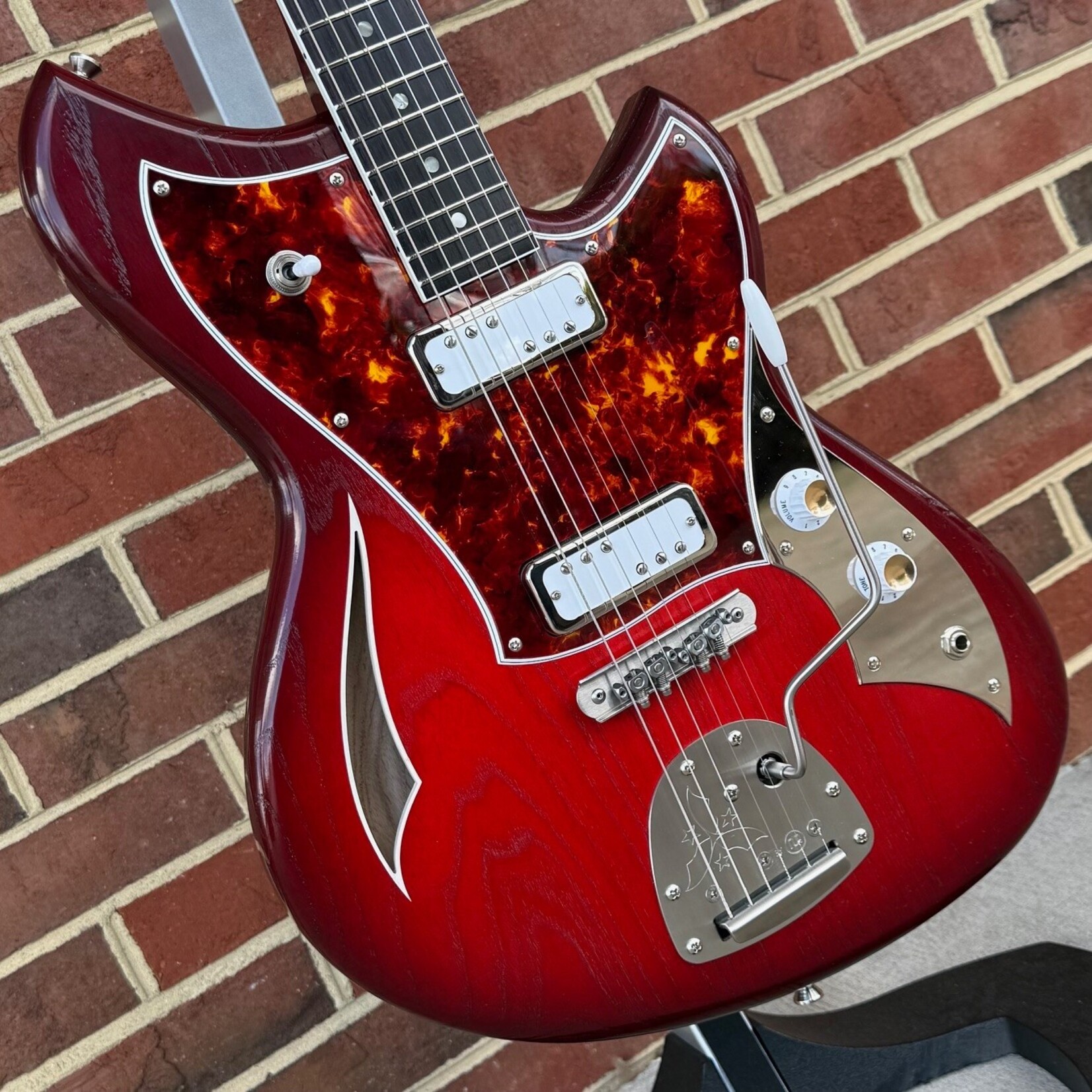 Novo Guitars Novo Guitars Signature Series Miris J, Harmony Burst, Swamp Ash Body, Spitfire Pickguard, Extra Light Distress, Lollar DC-90 Pickups, Novo Deluxe Gig Bag