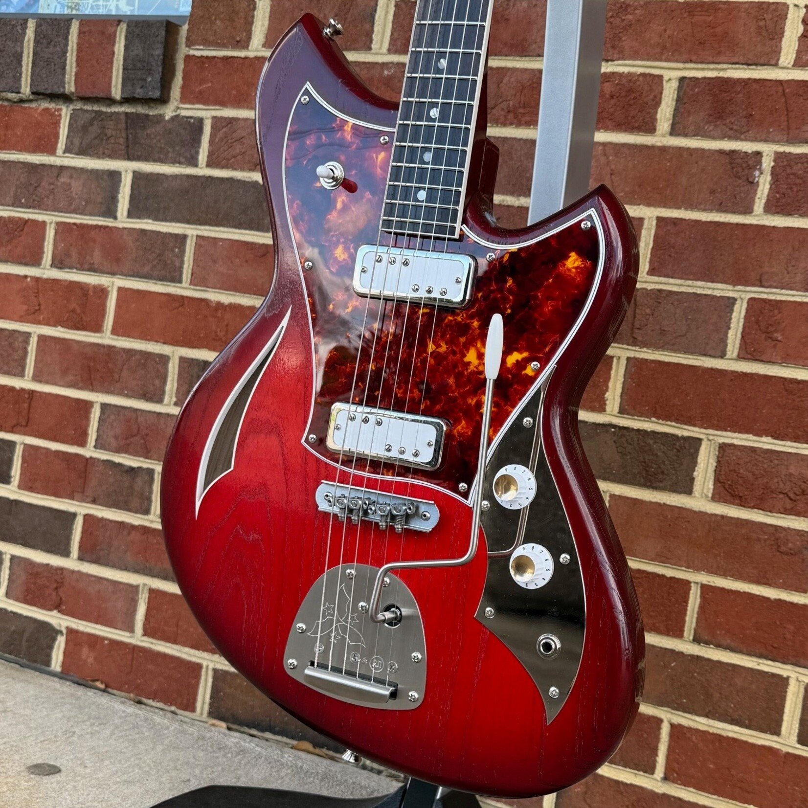 Novo Guitars Novo Signature Series Miris J, Harmony Burst, Swamp Ash Body, Spitfire Pickguard, Extra Light Distress, Lollar DC-90 Pickups, Novo Deluxe Gig Bag