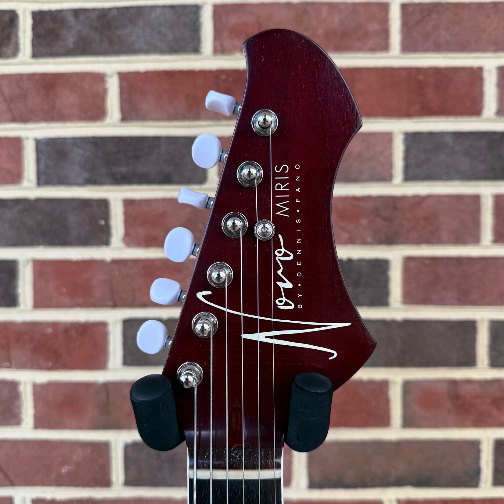 Novo Guitars Novo Guitars Signature Series Miris J, Harmony Burst, Swamp Ash Body, Spitfire Pickguard, Extra Light Distress, Lollar DC-90 Pickups, Novo Deluxe Gig Bag