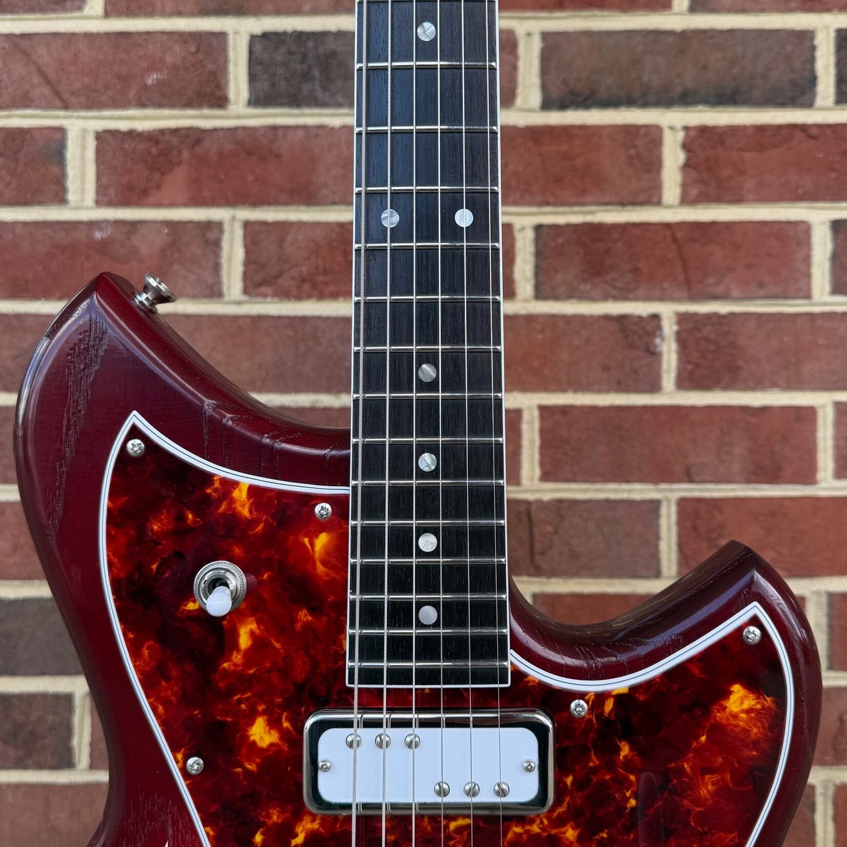 Novo Guitars Novo Guitars Signature Series Miris J, Harmony Burst, Swamp Ash Body, Spitfire Pickguard, Extra Light Distress, Lollar DC-90 Pickups, Novo Deluxe Gig Bag