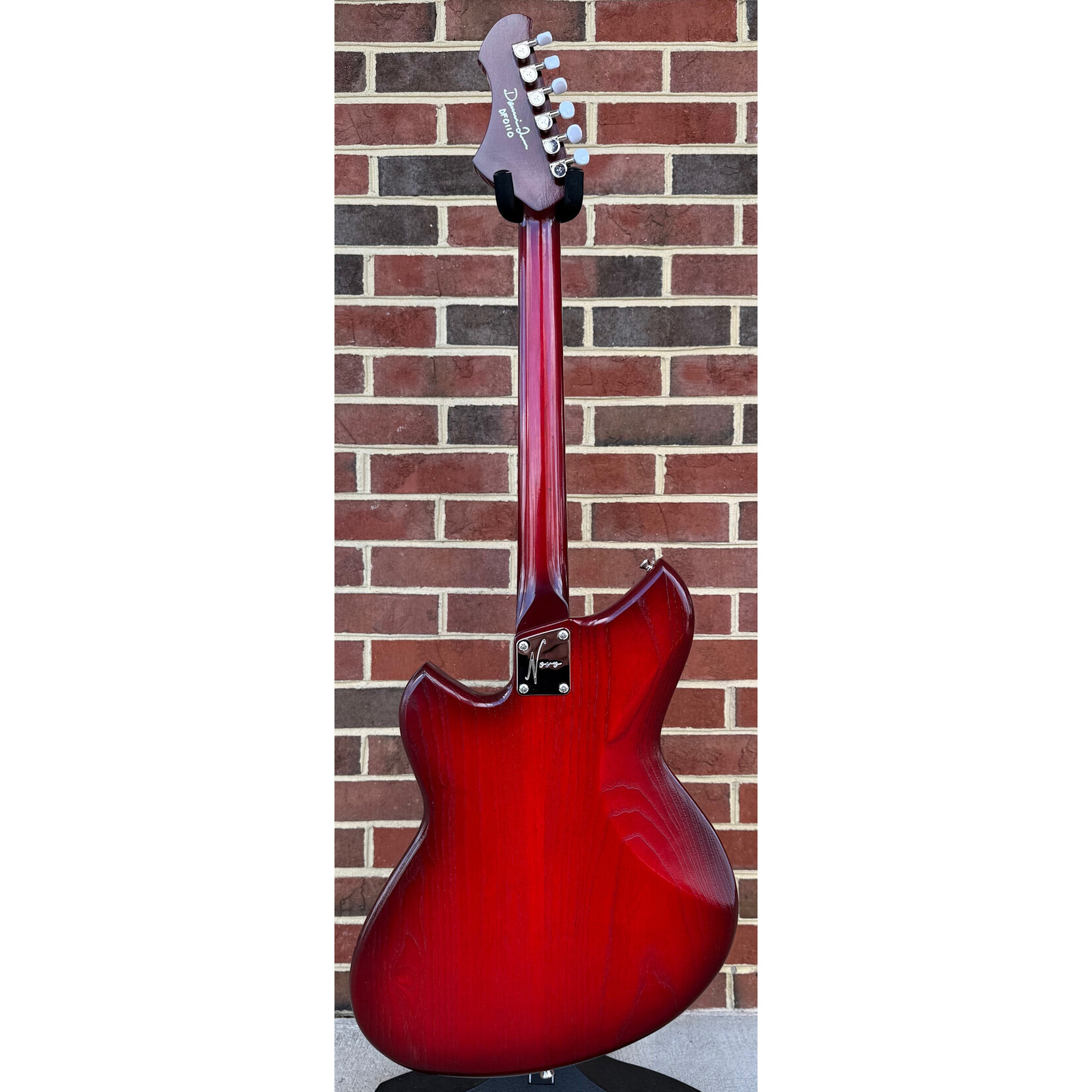 Novo Guitars Novo Guitars Signature Series Miris J, Harmony Burst, Swamp Ash Body, Spitfire Pickguard, Extra Light Distress, Lollar DC-90 Pickups, Novo Deluxe Gig Bag