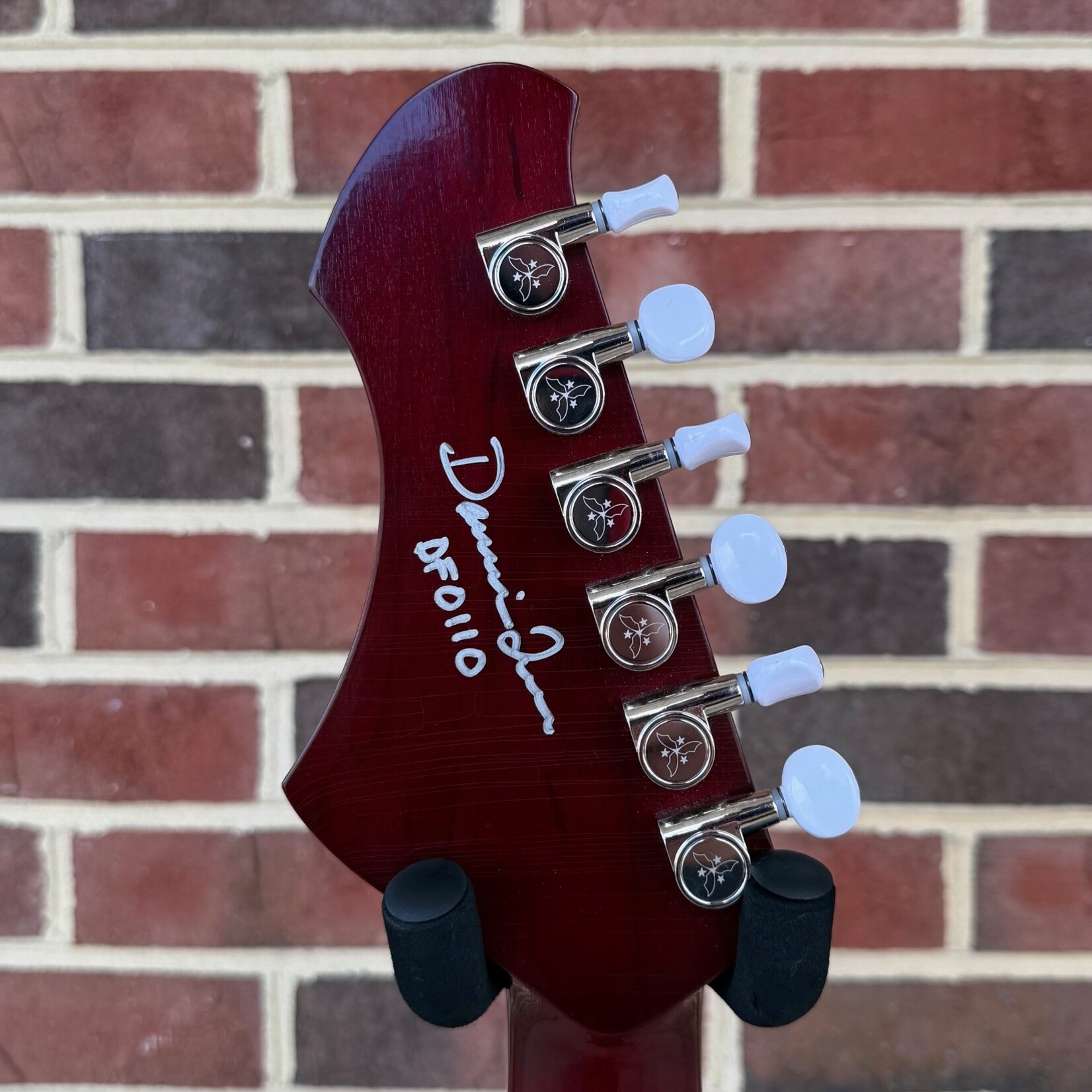 Novo Guitars Novo Guitars Signature Series Miris J, Harmony Burst, Swamp Ash Body, Spitfire Pickguard, Extra Light Distress, Lollar DC-90 Pickups, Novo Deluxe Gig Bag