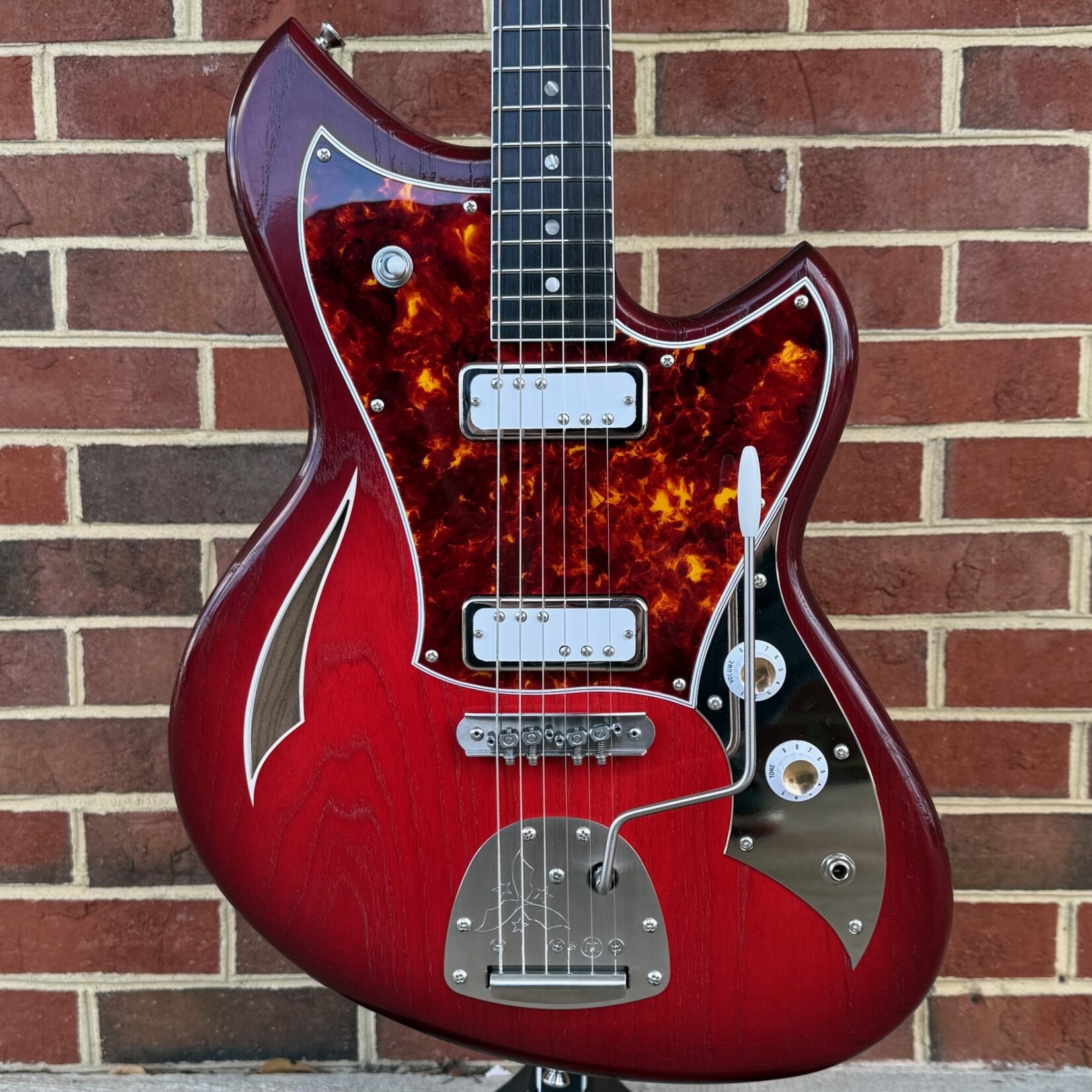 Novo Guitars Novo Guitars Signature Series Miris J, Harmony Burst, Swamp Ash Body, Spitfire Pickguard, Extra Light Distress, Lollar DC-90 Pickups, Novo Deluxe Gig Bag