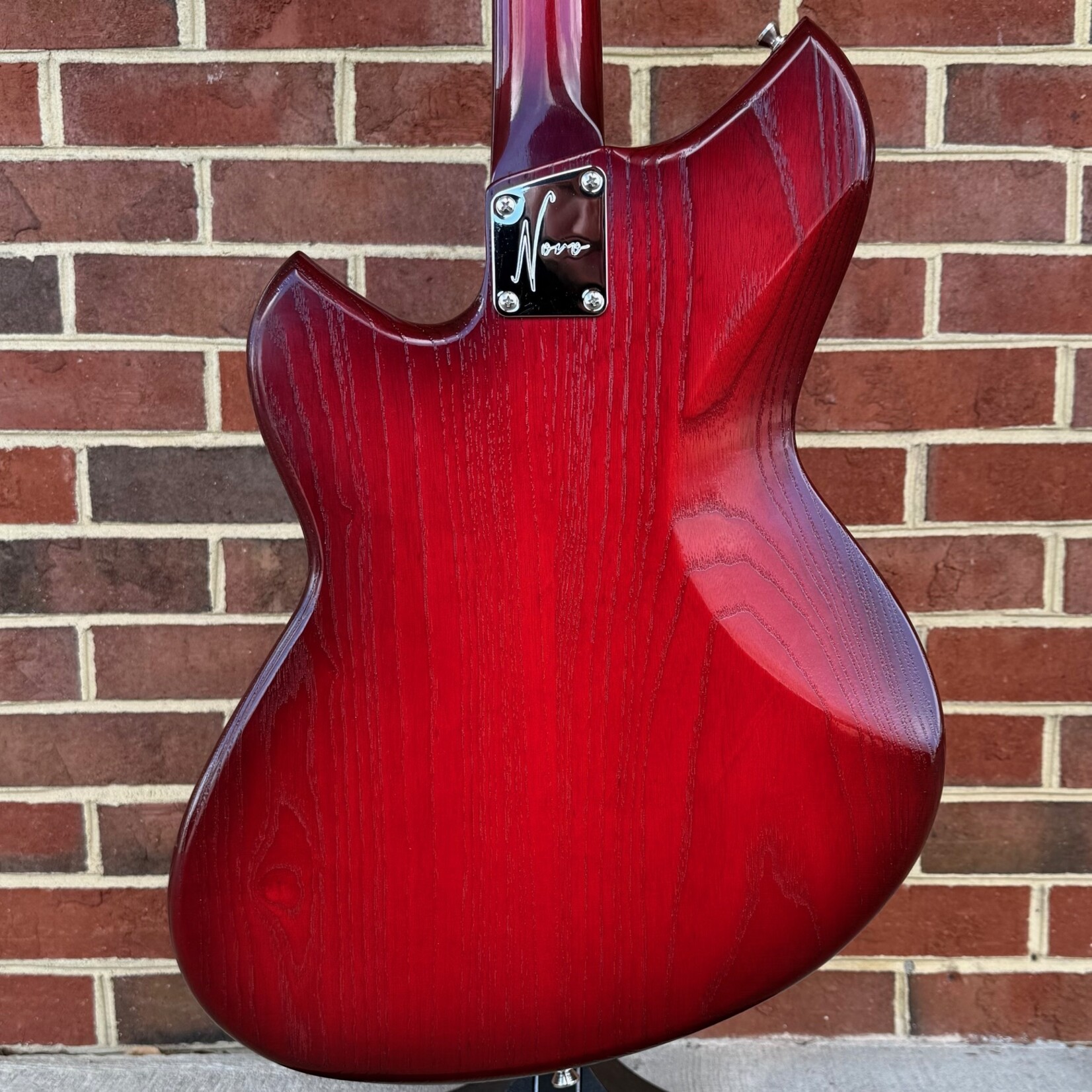 Novo Guitars Novo Guitars Signature Series Miris J, Harmony Burst, Swamp Ash Body, Spitfire Pickguard, Extra Light Distress, Lollar DC-90 Pickups, Novo Deluxe Gig Bag