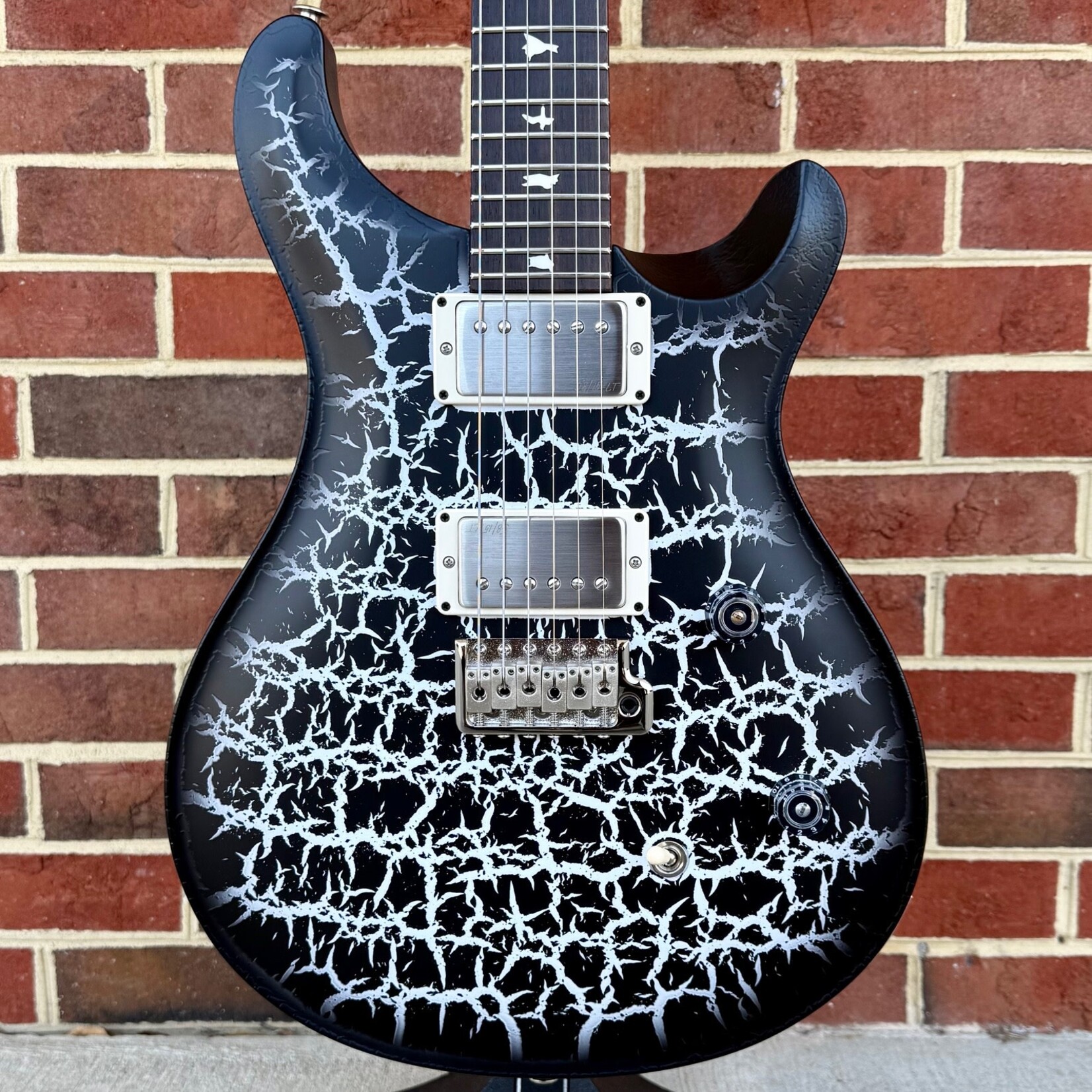 Paul Reed Smith Paul Reed Smith CE24 Sprayer's Choice, Black & White Crackle Burst, 58/15 LT Pickups, Gig Bag