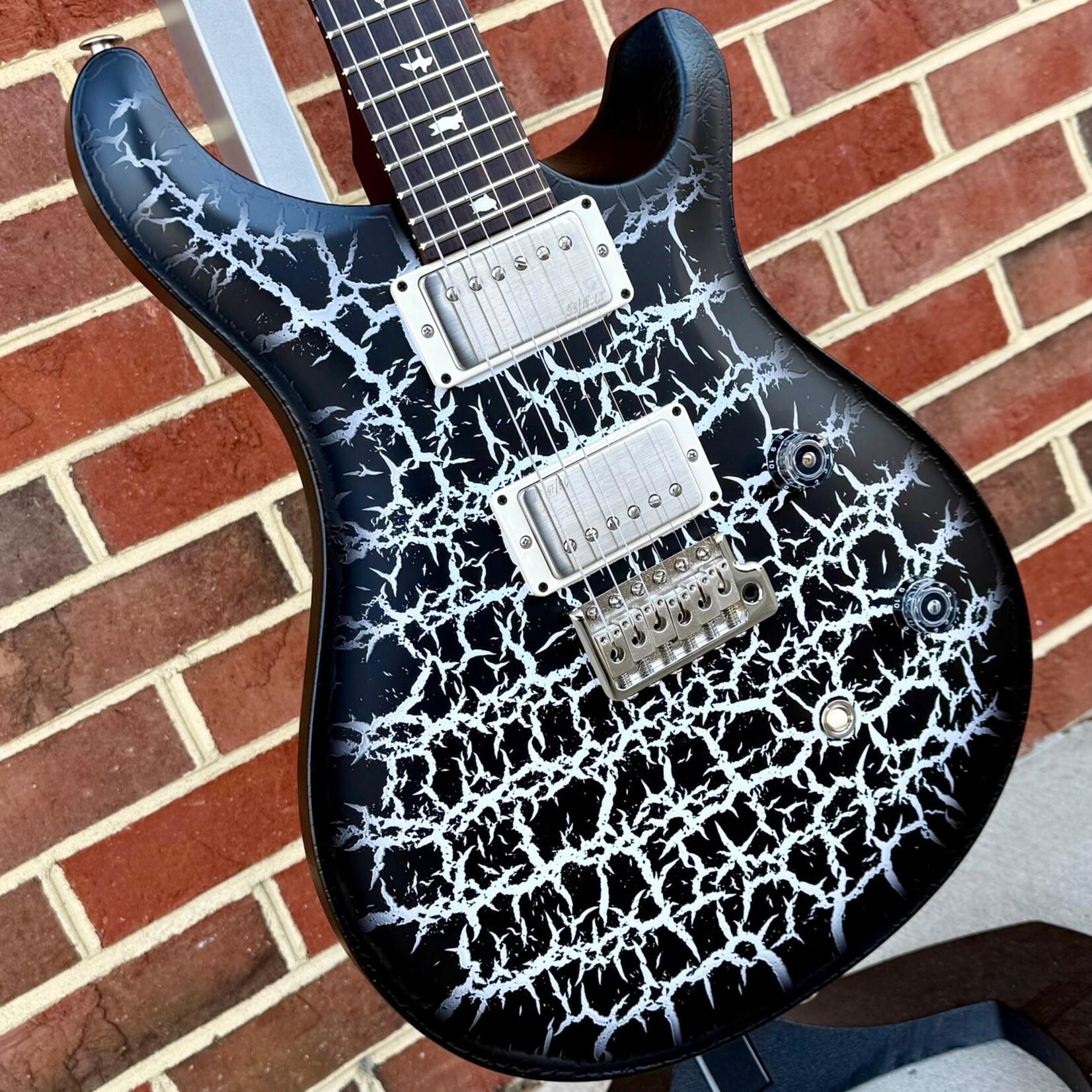 Paul Reed Smith Paul Reed Smith CE24 Sprayer's Choice, Black & White Crackle Burst, 58/15 LT Pickups, Gig Bag